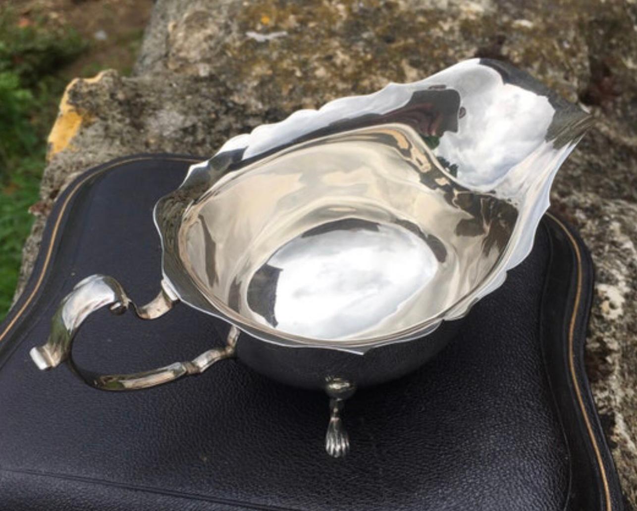 An Antique Edwardian silver sauce / gravy boat.
Chester silver
Fully hallmarked.
Made by Nathan & Hayes in 1915.
In very good condition.
98 grams 
With original box the box is faded and has scuff marks