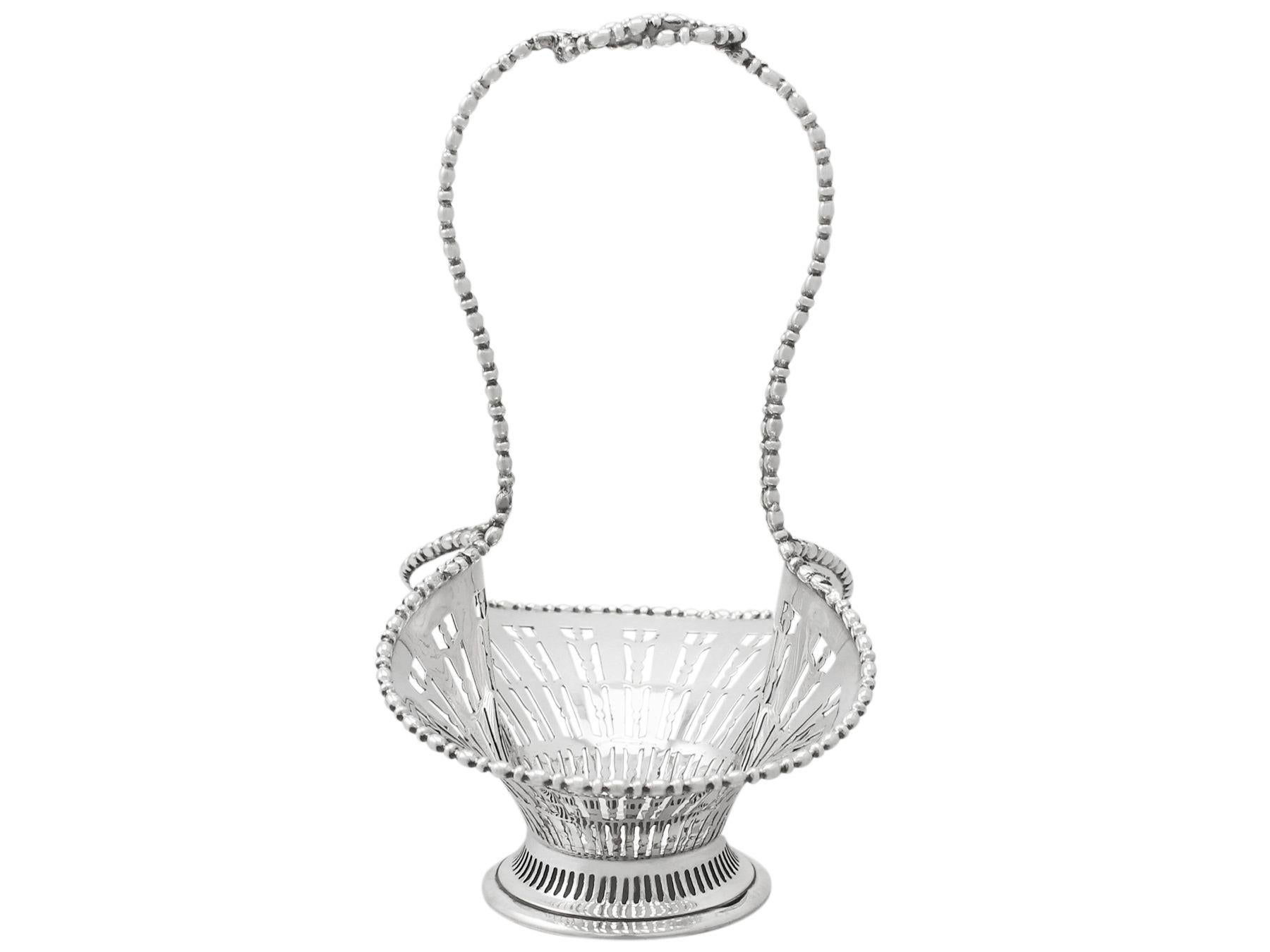 Eine feine und beeindruckende antike Edwardian Englisch Sterling Silber bon bon Korb; eine Ergänzung zu unserer vielfältigen dekorativen Silber Sammlung.

Dieser beeindruckende antike edwardianische Bon-Bon-Korb aus Sterlingsilber hat eine