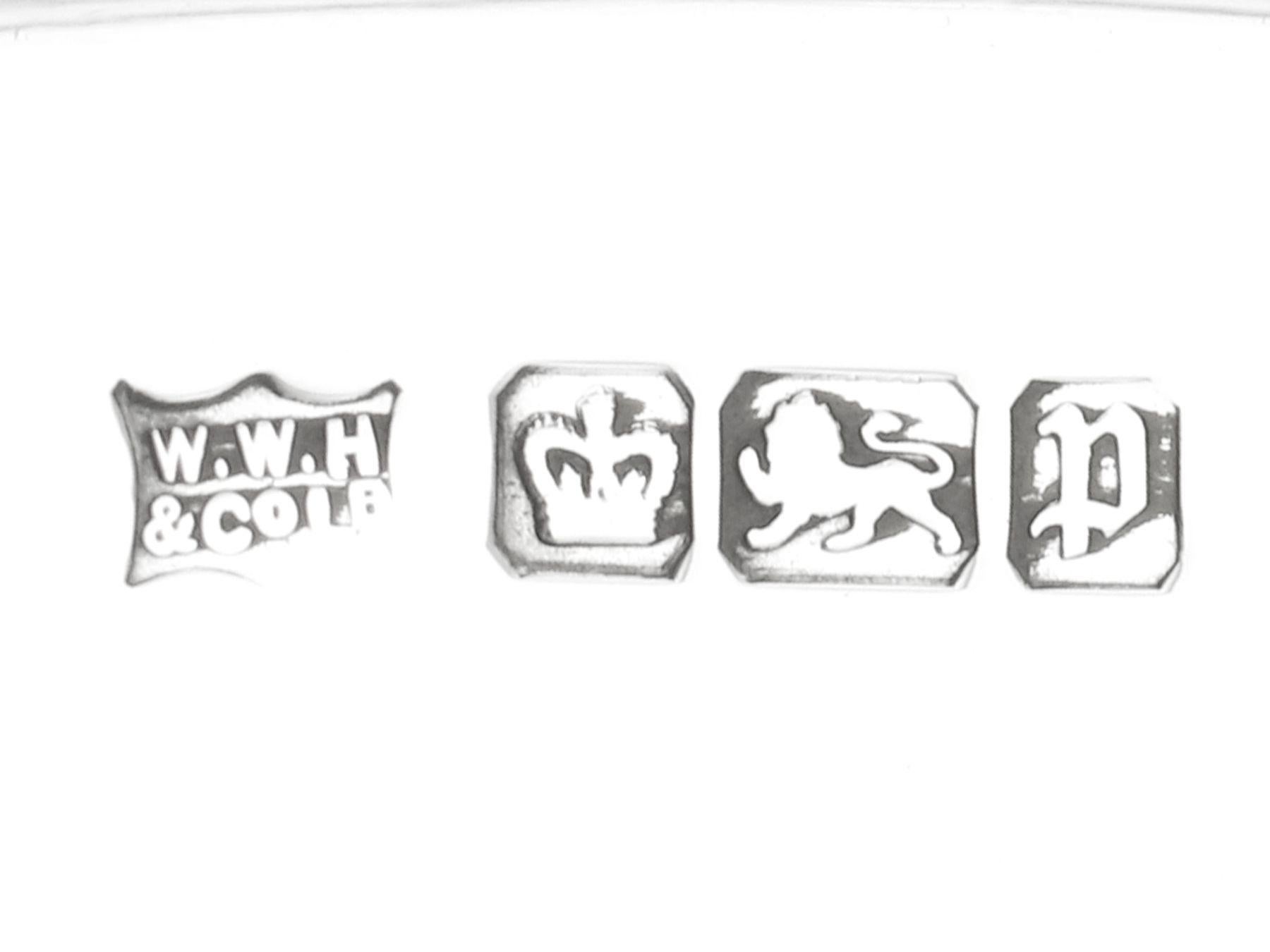 Antiguo plato para pan eduardiano de plata de ley Silver en venta