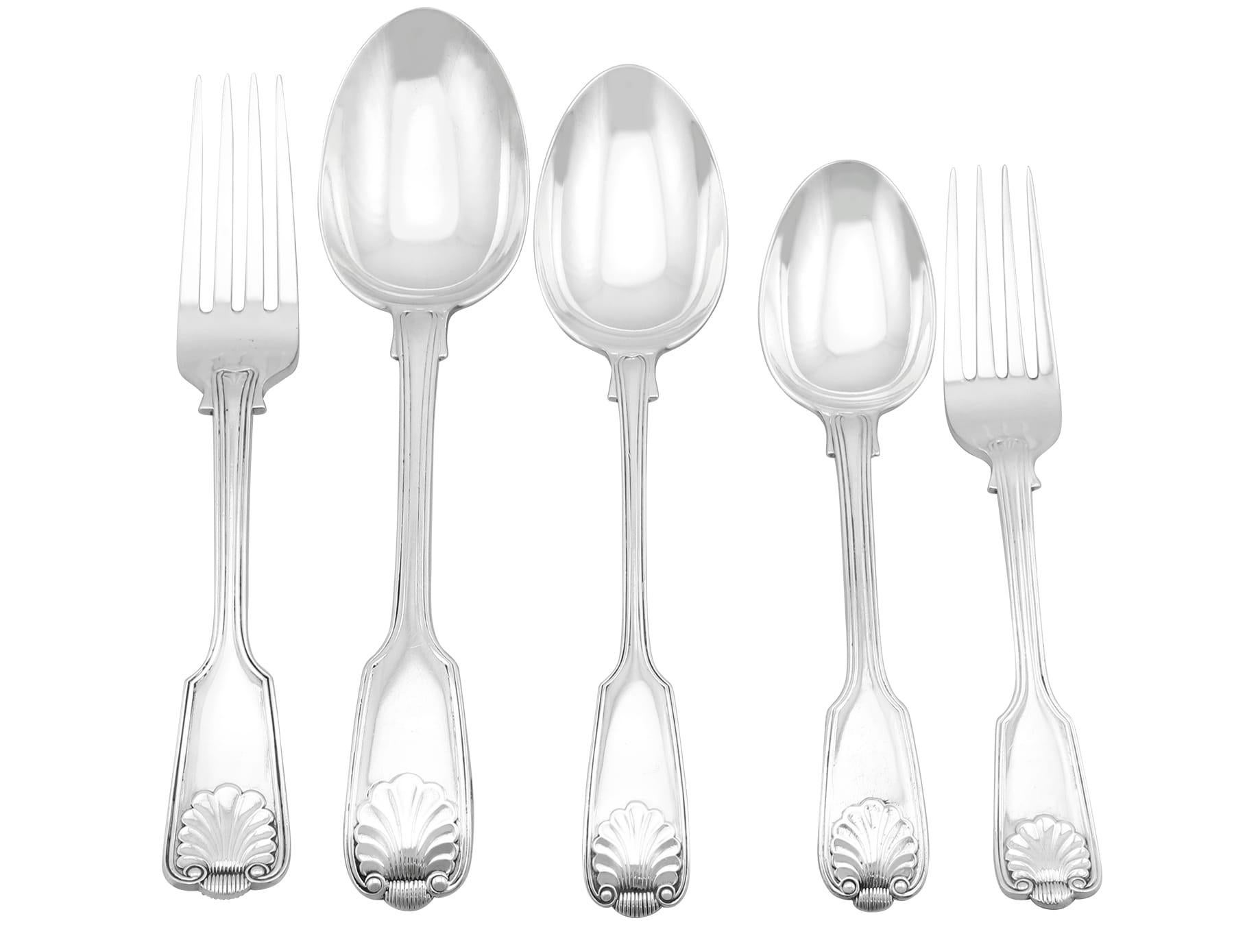 Un eccezionale, raffinato e imponente servizio di posate in argento sterling inglese di epoca edoardiana con motivo Fiddle, Thread and Shell per dodici persone; un'aggiunta alla nostra collezione di posate.

I pezzi di questa eccezionale borraccia