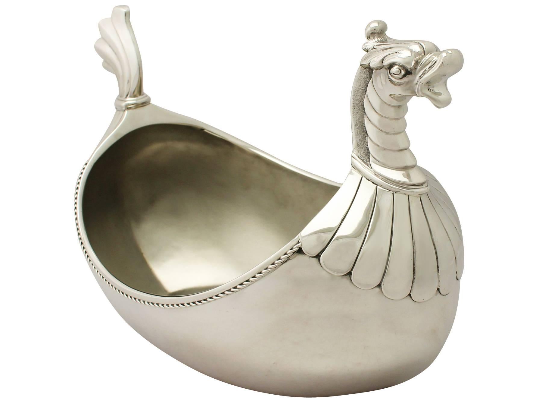 A magnificent, fine and impressive, unusual, large antique Edwardian English sterling silver centerpiece bowl, an addition to our ornamental silverware collection.

This exceptional antique Edwardian sterling silver table centerpiece has a plain