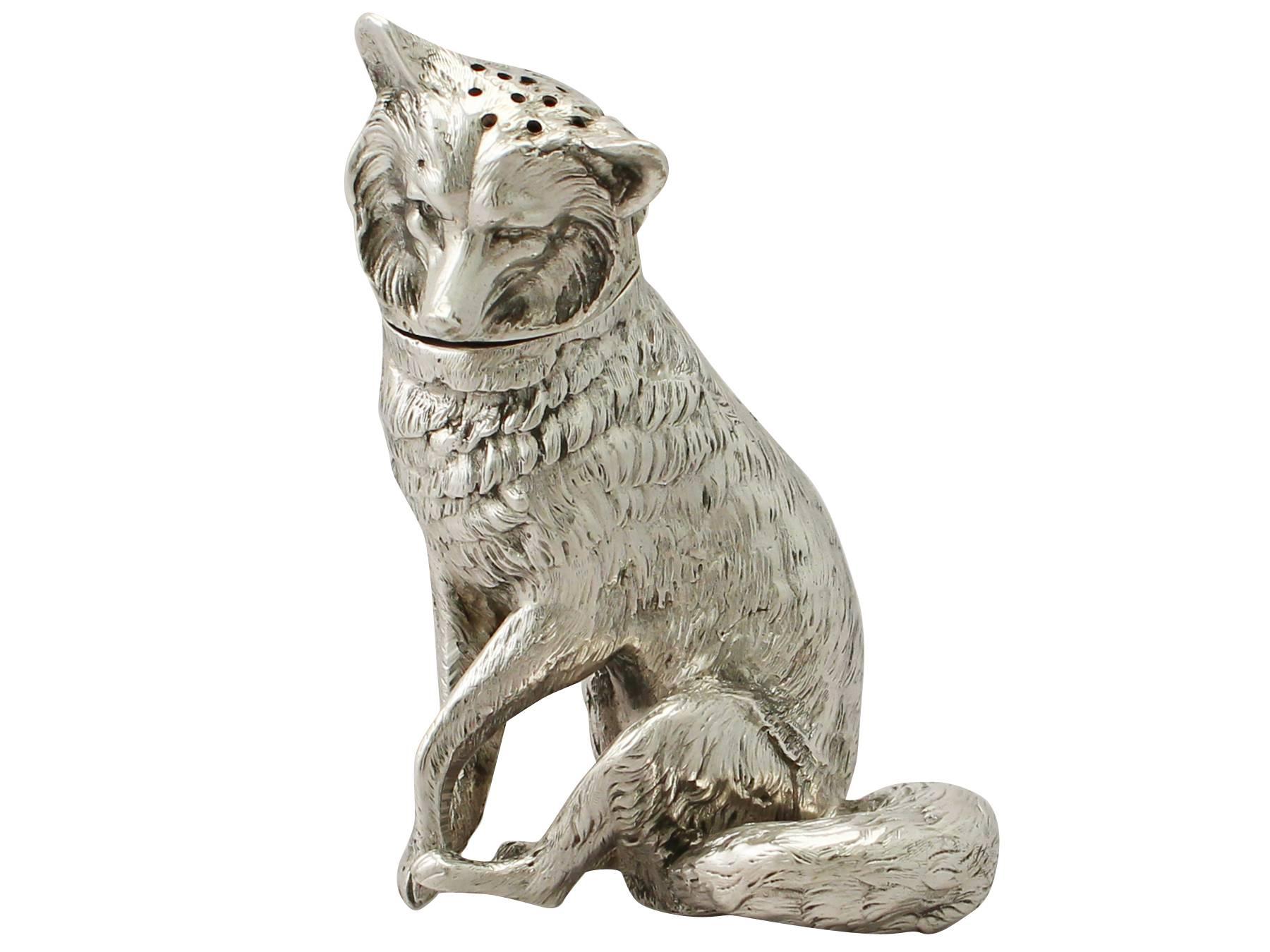 An exceptional, fine and impressive, large antique Edwardian English cast sterling silver pepper shaker in the form of a fox; an addition to our animal related silverware collection.

This exceptional antique Edwardian cast sterling silver