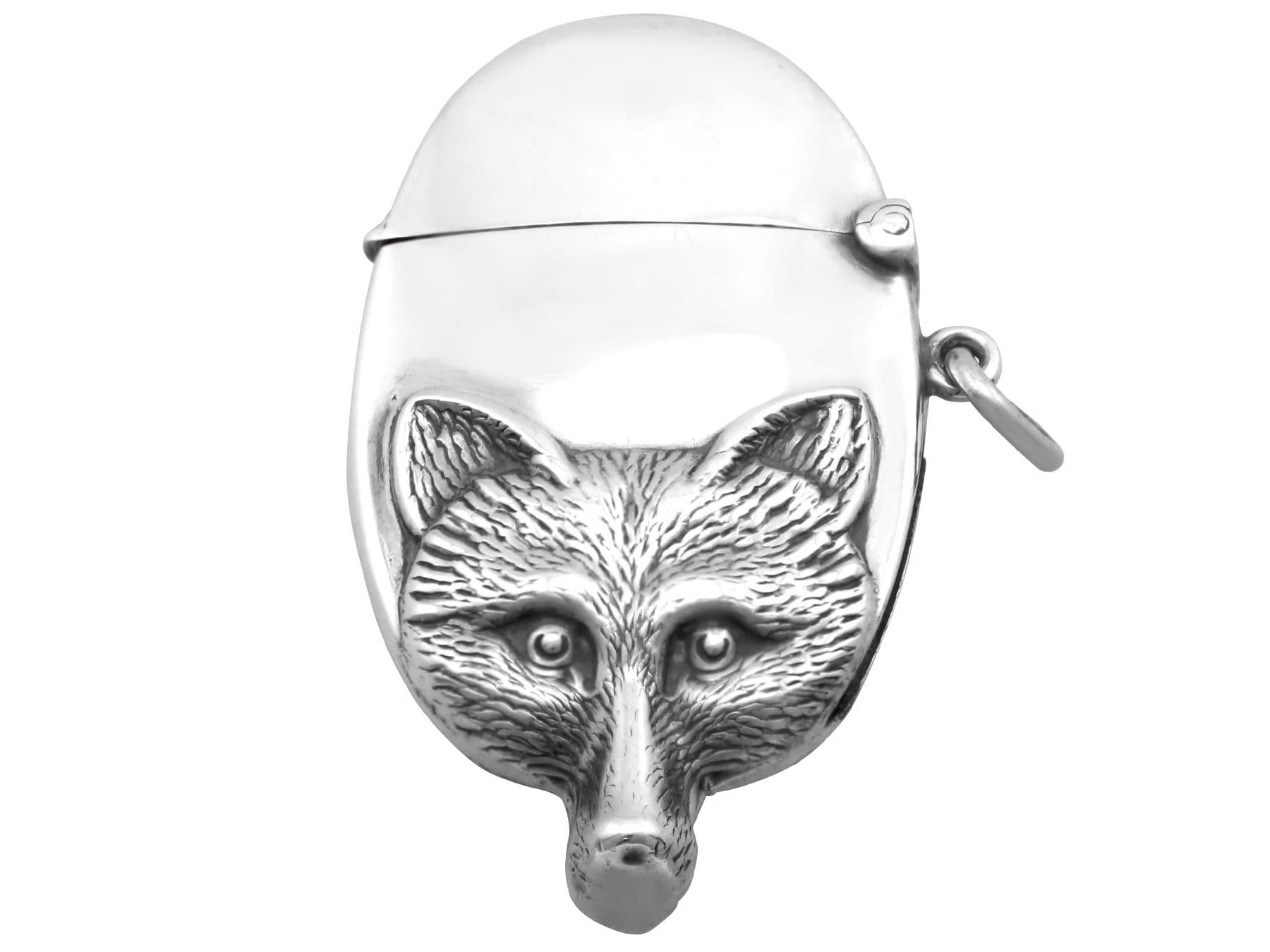 Un'eccezionale, raffinata e imponente vestaglia antica inglese in argento sterling con volpe, che va ad aggiungersi alla nostra collezione di vestaglie da collezione.

Questo eccezionale e raro astuccio per vesta in argento sterling inglese di epoca