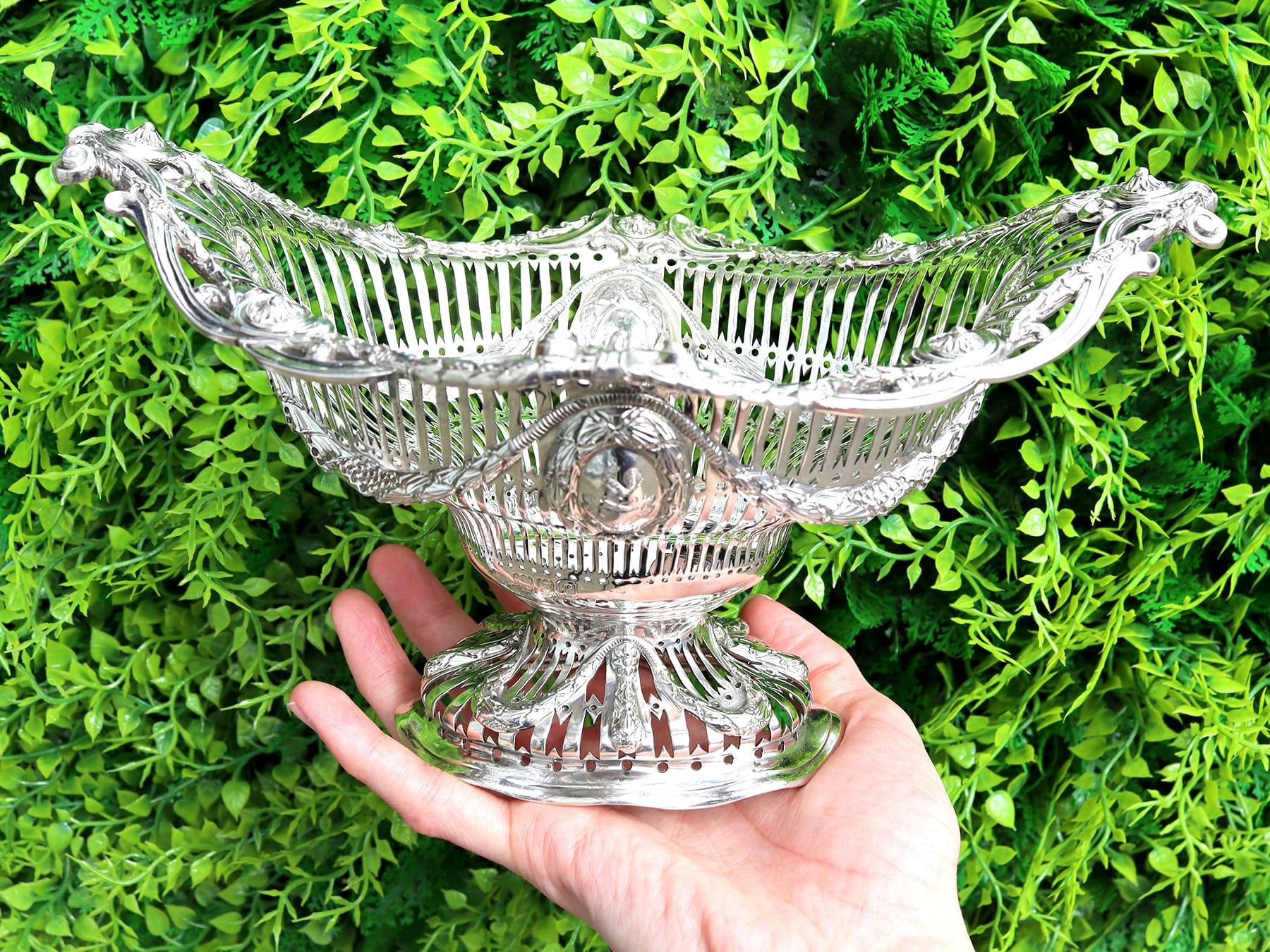 An exceptional, fine and impressive antique Edwardian English sterling silver bon bon / fruit dish; an addition to our dining silverware collection.

This exceptional antique Edwardian sterling silver bon bon/fruit dish has an oval boat shaped form