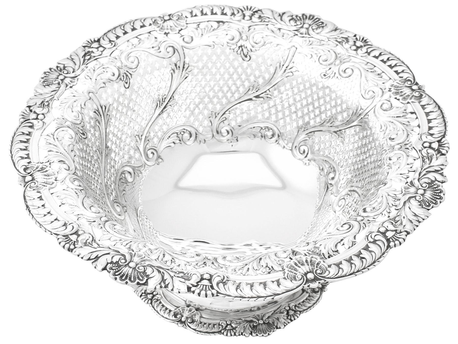An exceptional, fine and impressive, large antique Edwardian English sterling silver fruit dish; an addition to our silver dining collection

This exceptional antique Edwardian sterling silver dish has a circular rounded form onto a circular domed