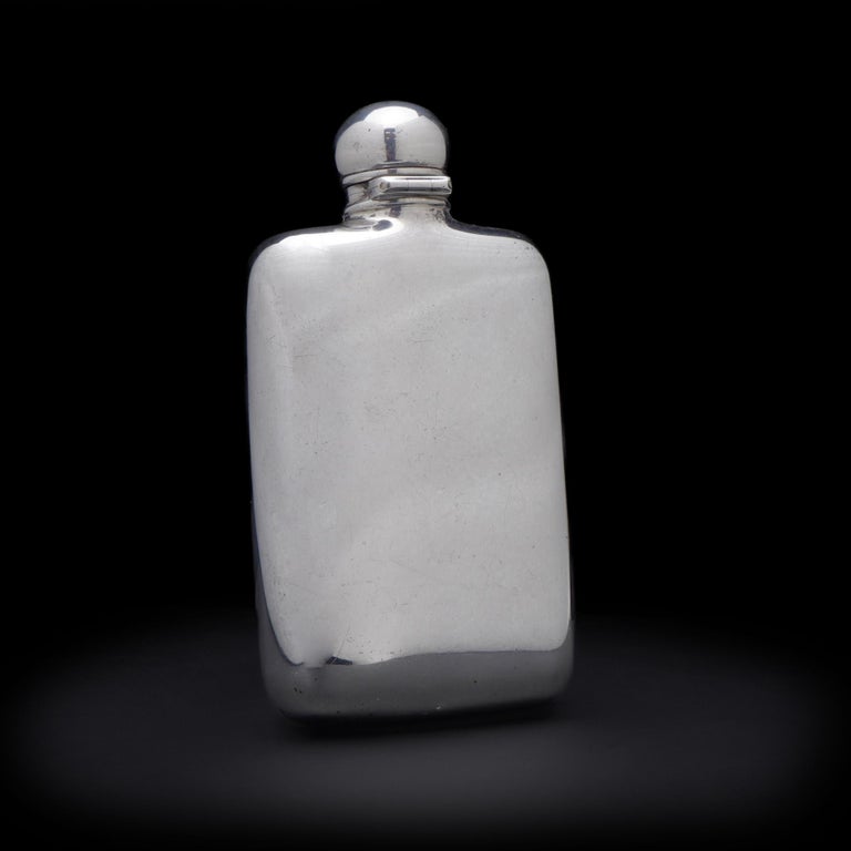 Antique Edwardian Sterling Silver Hip Flask, 1902 In Good Condition For Sale In Braintree, GB