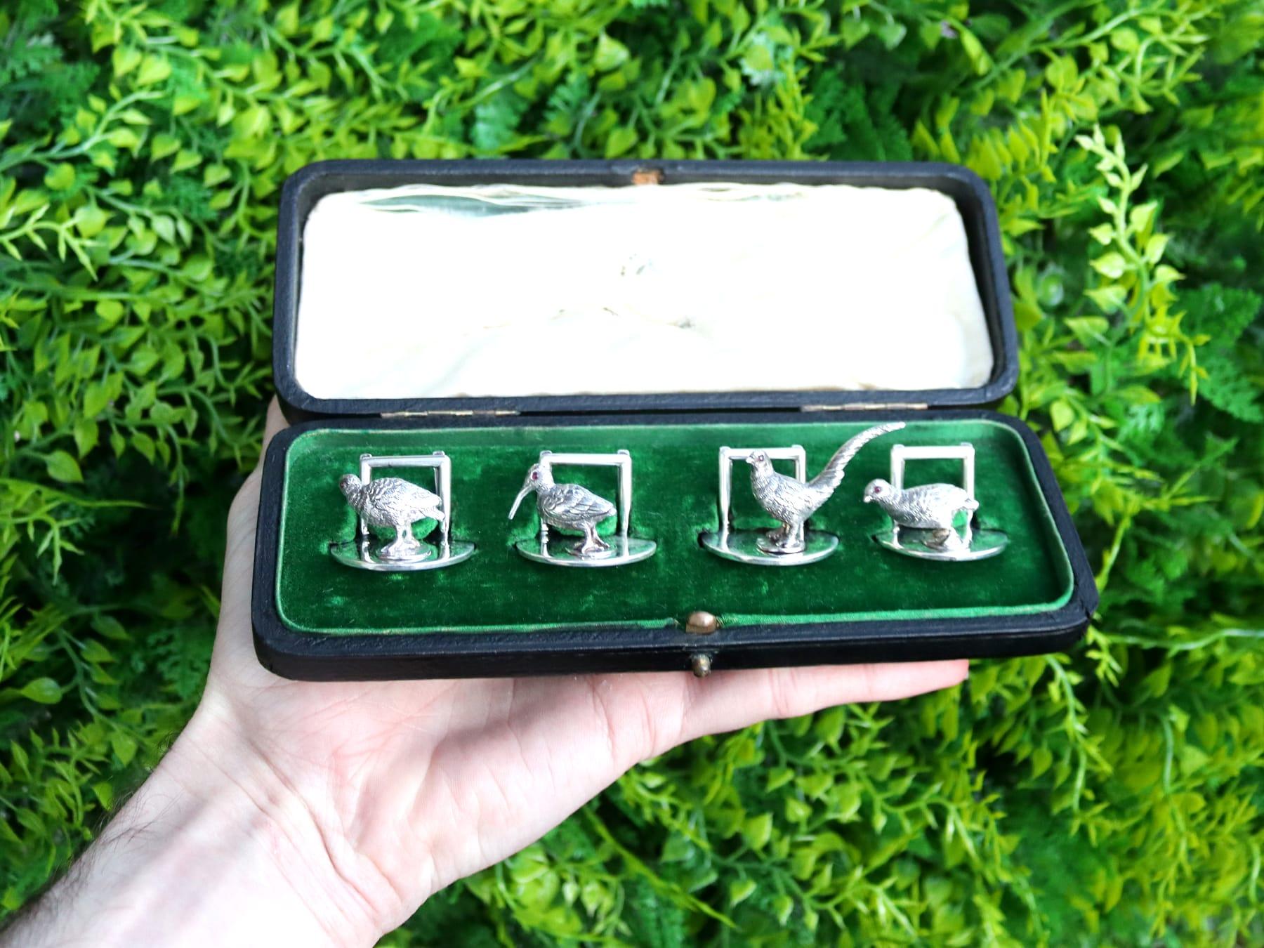 An exceptional, fine and impressive set of four antique Edwardian English sterling silver menu / card holders - boxed; an addition to our diverse dining silverware collection.

These exceptional antique Edwardian sterling silver menu holders have