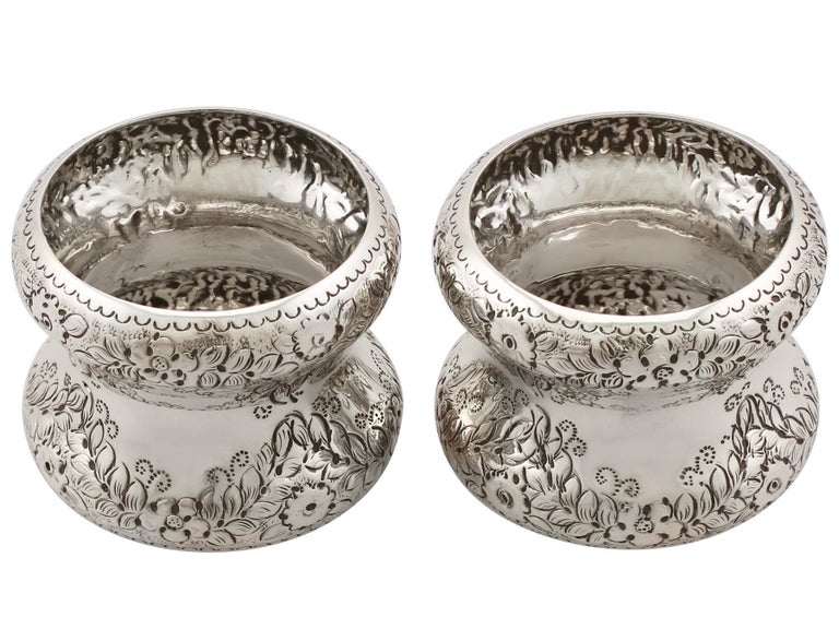 An exceptional, fine and impressive pair of antique Edwardian English sterling silver napkin rings - boxed; part of our dining silverware collection.

These exceptional antique Edwardian sterling silver napkin rings have a circular wasited