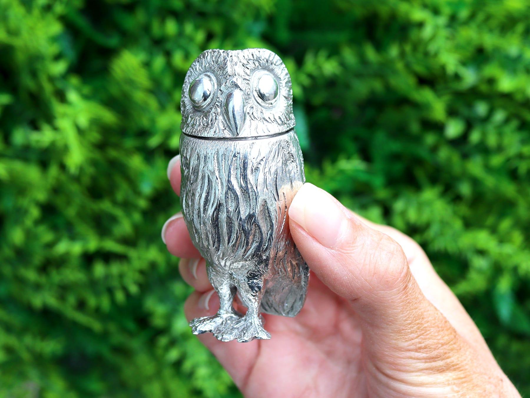 Ein außergewöhnliches, feines und beeindruckendes, seltenes Paar antiker edwardianischer englischer Pfefferkörbe aus gegossenem Sterlingsilber, die in Form von Eulen modelliert sind; eine Bereicherung für unsere Collectable Silver Collection.

Diese
