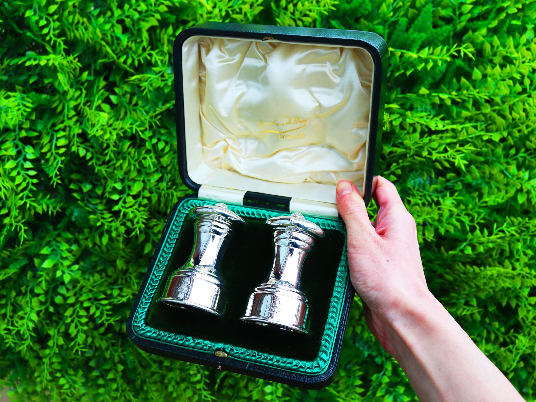 An exceptional, fine and impressive pair of antique Edwardian English sterling silver pepper grinders - boxed; an addition to our collectable silver collection.

These exceptional antique sterling silver pepper grinders have a circular baluster