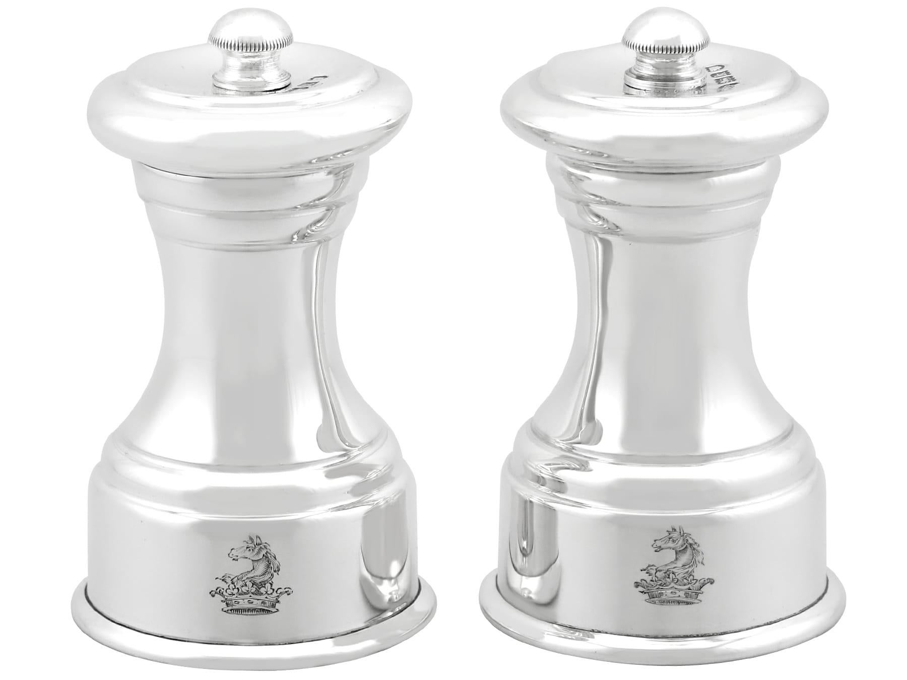 Antique Edwardian Sterling Silver Pepper Grinders (1905) In Excellent Condition For Sale In Jesmond, Newcastle Upon Tyne