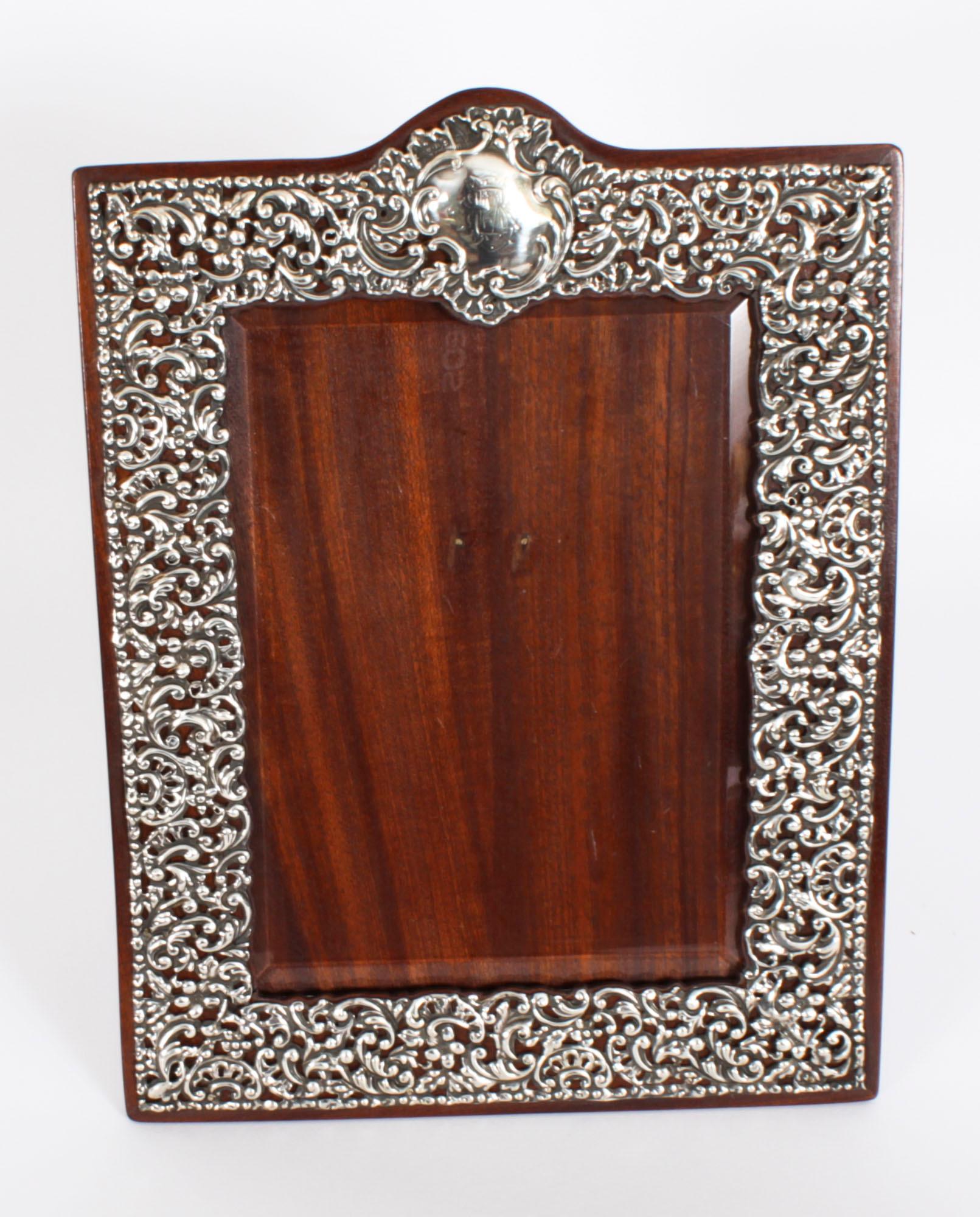 Antique Edwardian Sterling Silver Photo Frame Dated 1904 32x23cm In Good Condition For Sale In London, GB