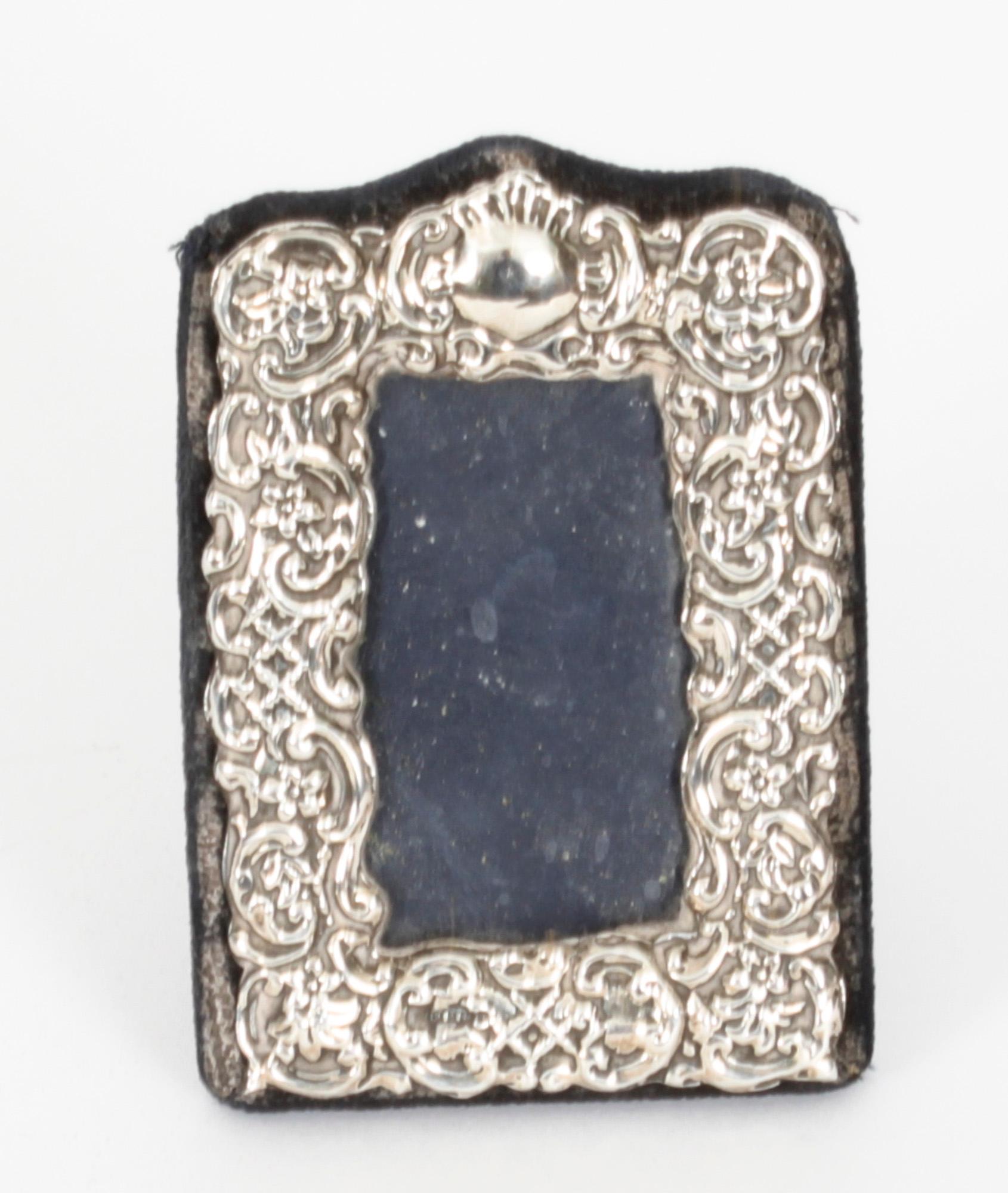 A truly superb patite decorative Antique Edwardian sterling silver photo frame. Assay marked for Boots of Birmingham and date letter h for 1907.

Beautifully decorated portrait frame with floral and scroll relief borders .

An excellent gift