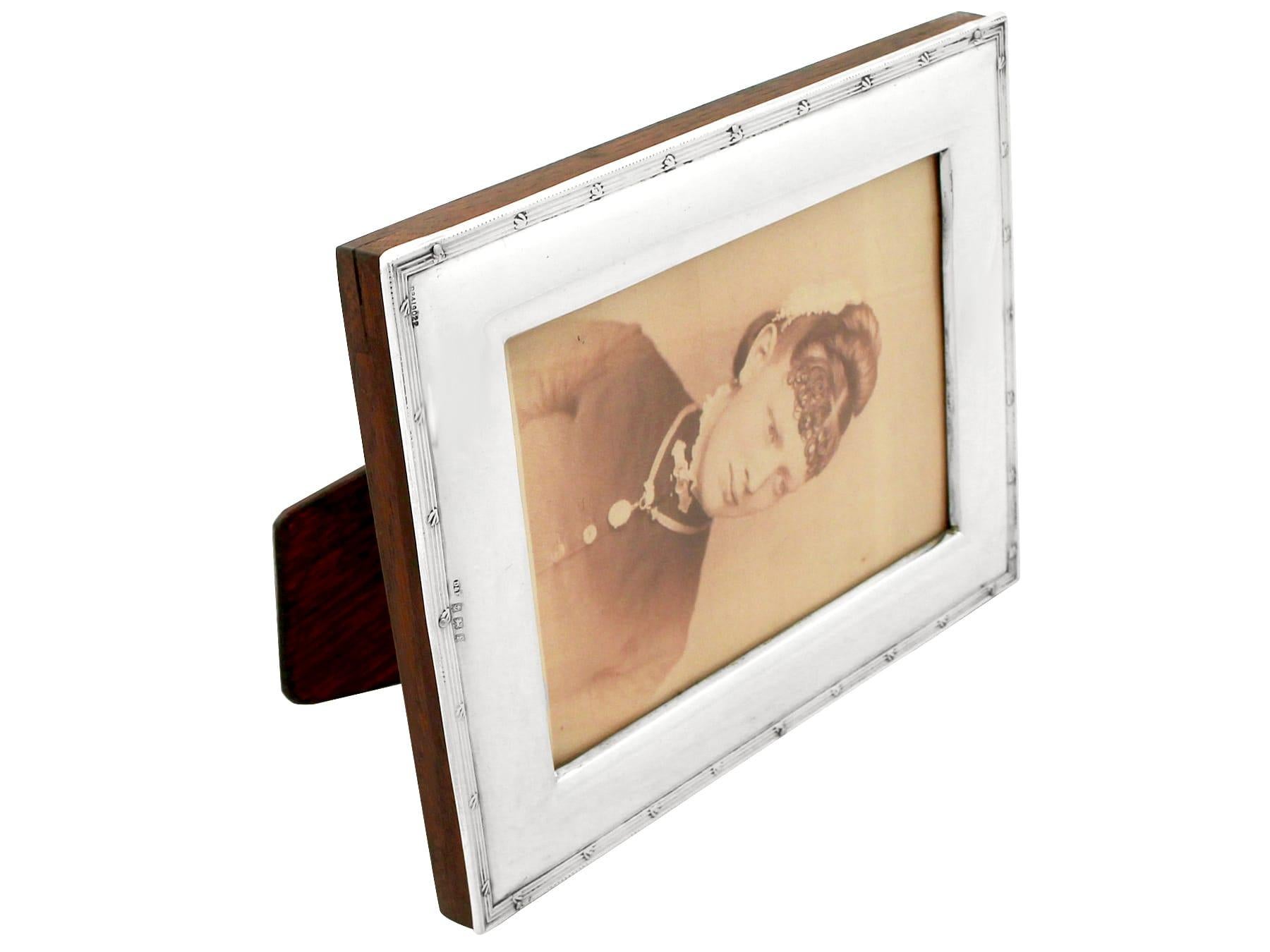 A fine and impressive antique Edwardian English sterling silver photograph frame, an addition to our ornamental silverware collection.

This fine antique Edwardian sterling silver photograph frame has a plain rectangular form.

The surface of