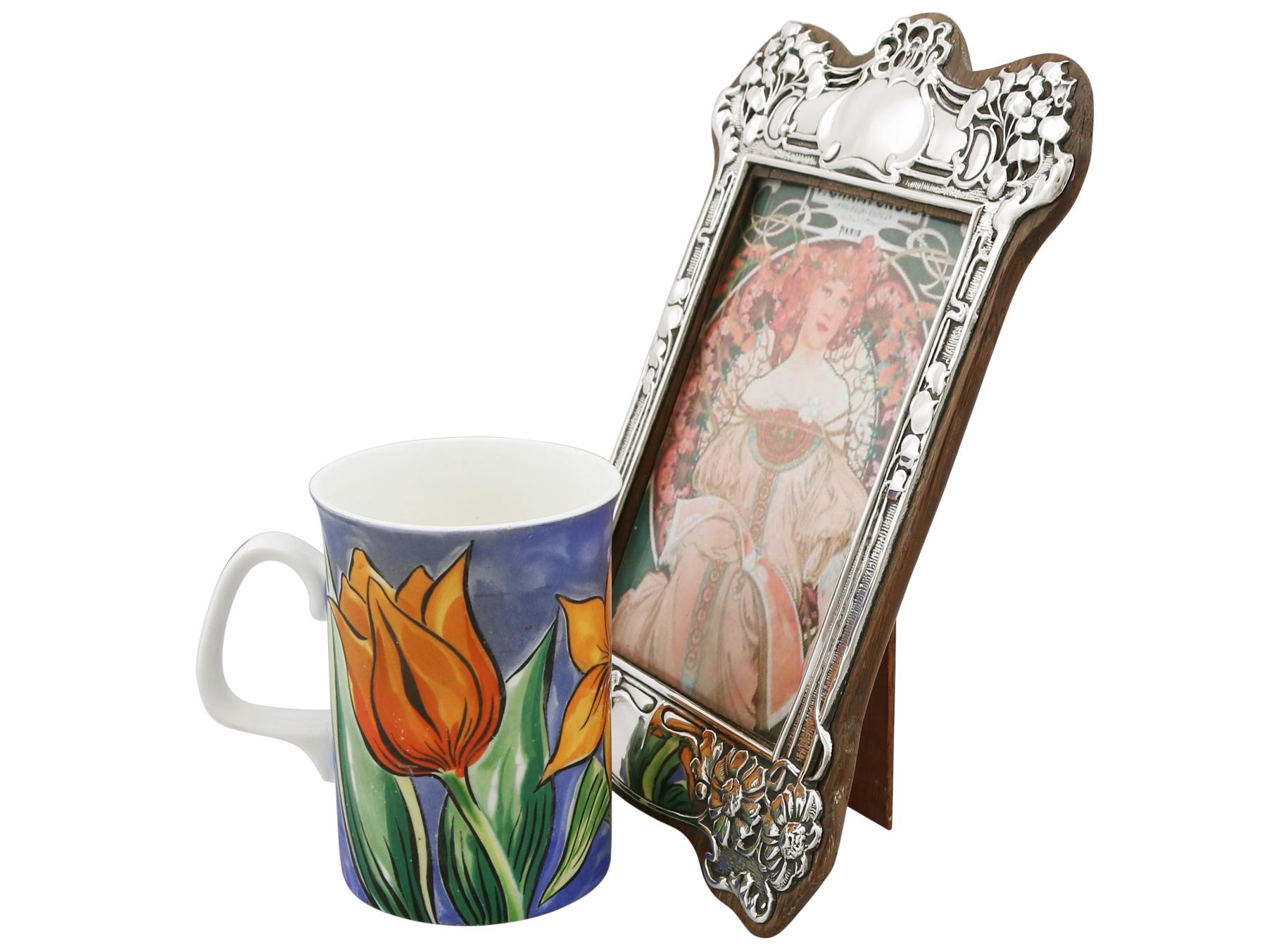 An exceptional, fine and impressive antique Edwardian sterling silver Art Nouveau photograph frame; an addition to our ornamental silverware collection.

This exceptional antique Edwardian sterling silver frame has a rectangular shaped form with a