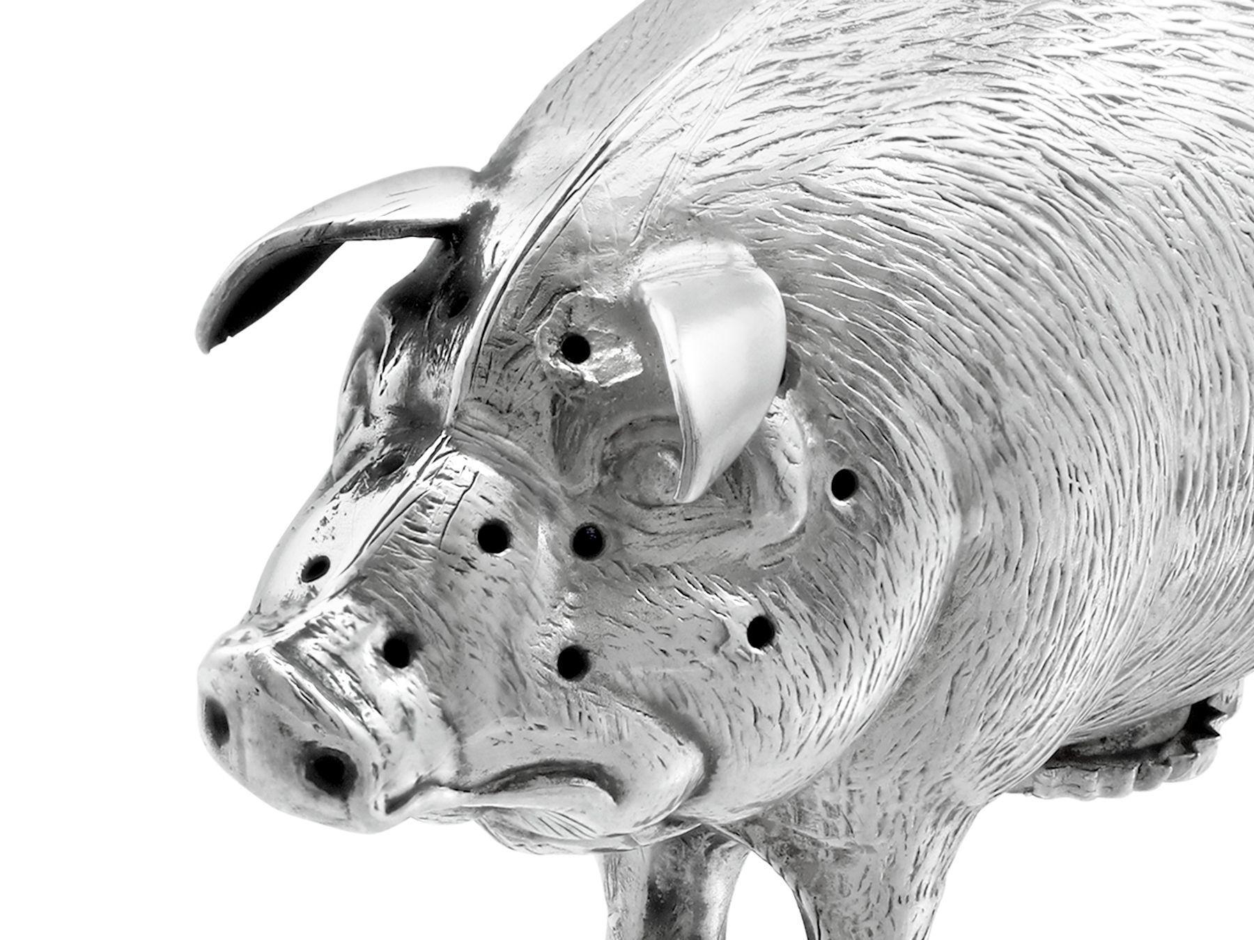 Antiguo salero y pimentero de cerdo de plata de ley eduardiana en venta 2
