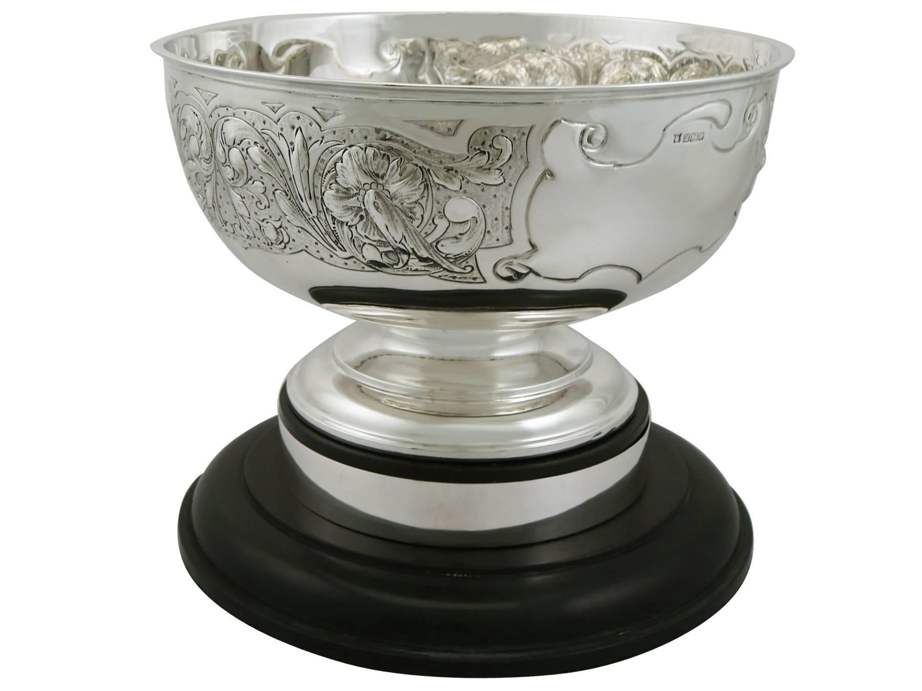 An exceptional, fine and impressive antique Edwardian English sterling silver presentation bowl; an addition to our ornamental silverware collection.

This exceptional antique Edwardian sterling silver presentation bowl has a plain circular