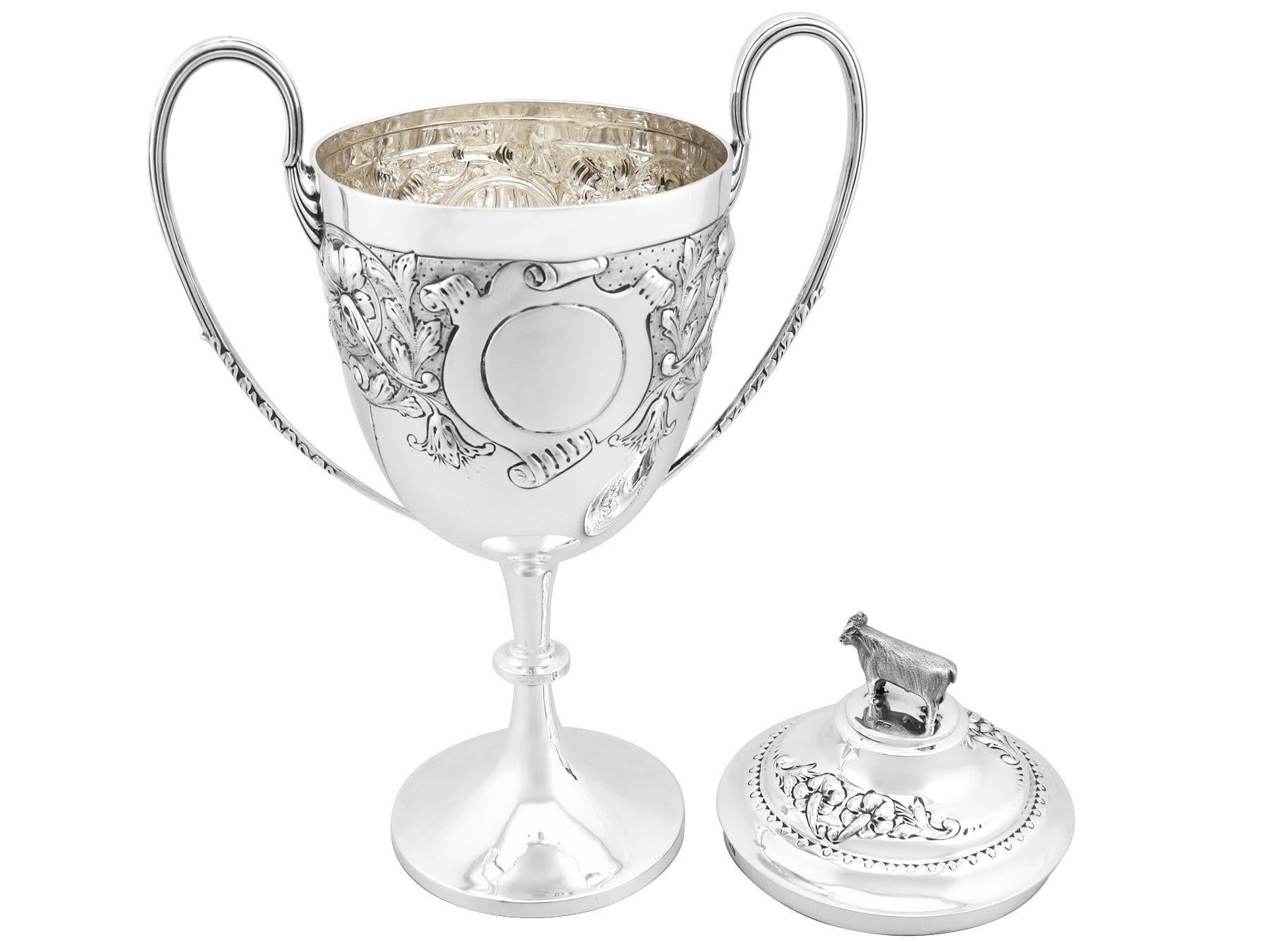 Début du 20ème siècle Tasse de présentation édouardienne ancienne en argent sterling avec couvercle, 1902 en vente