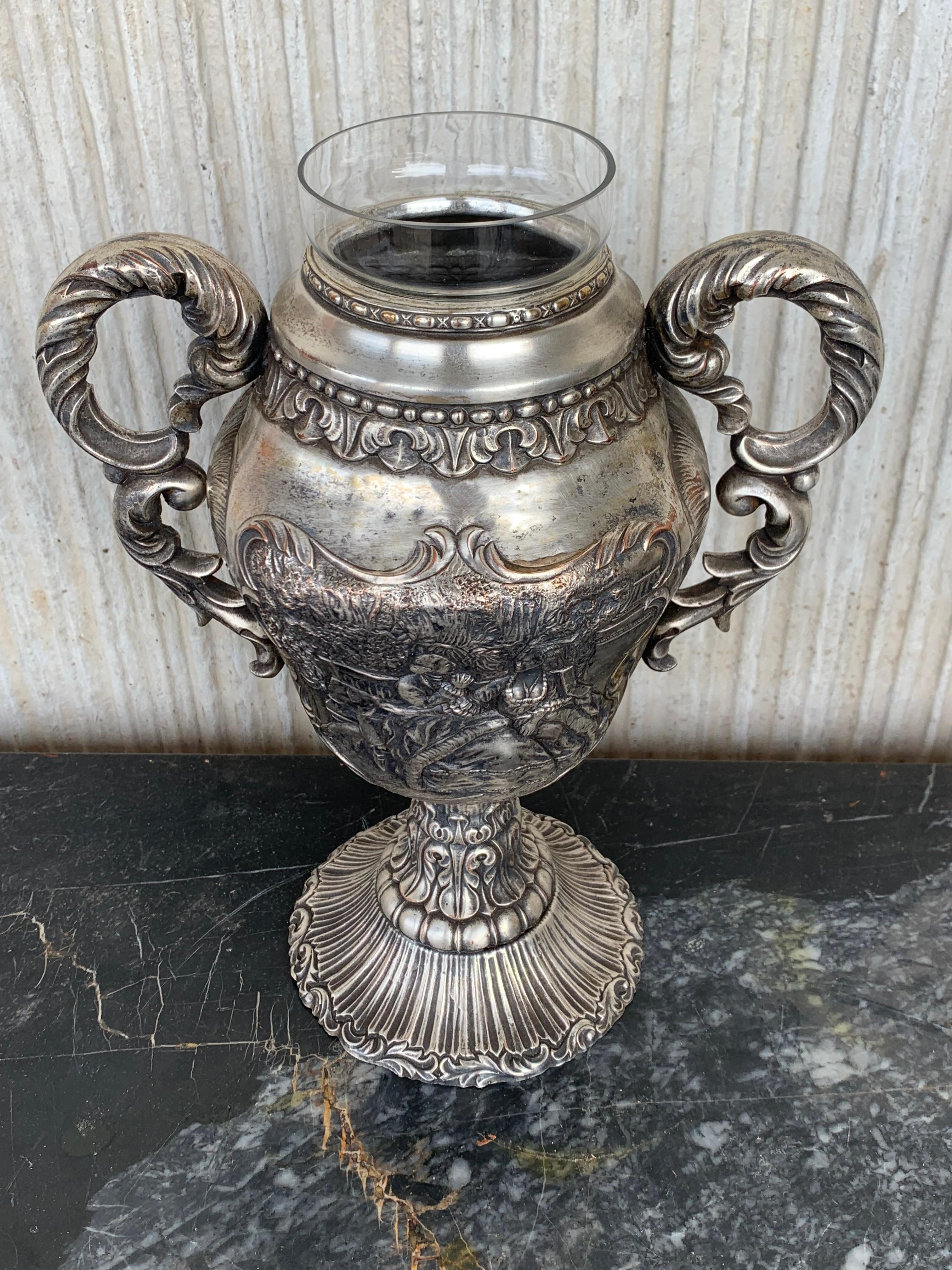 A fine and impressive antique Edwardian English presentation cup.
This impressive Edwardian presentation cup has a Campania form onto a knopped pedestal to a circular spreading foot. The body of this antique cup is ornamented with impressive