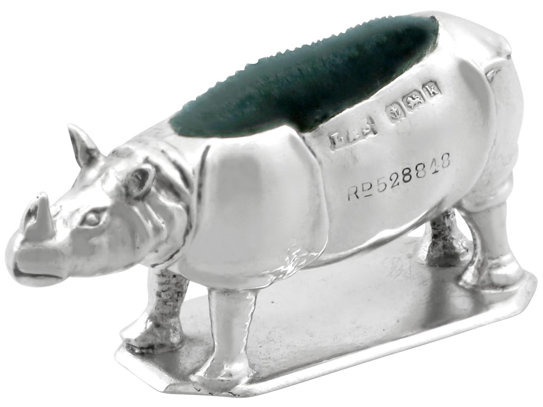 Antiguo cojín de alfiler de rinoceronte eduardiano de plata de ley Inglés en venta