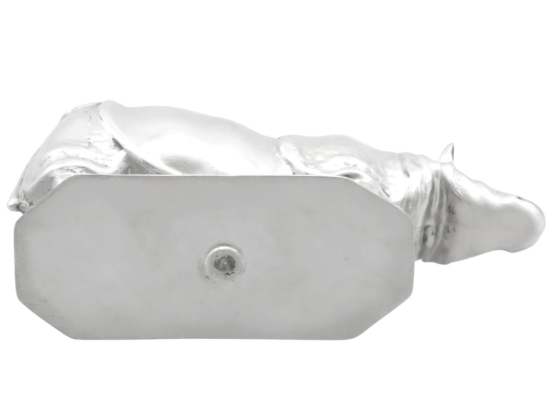 Antiguo cojín de alfiler de rinoceronte eduardiano de plata de ley en venta 1