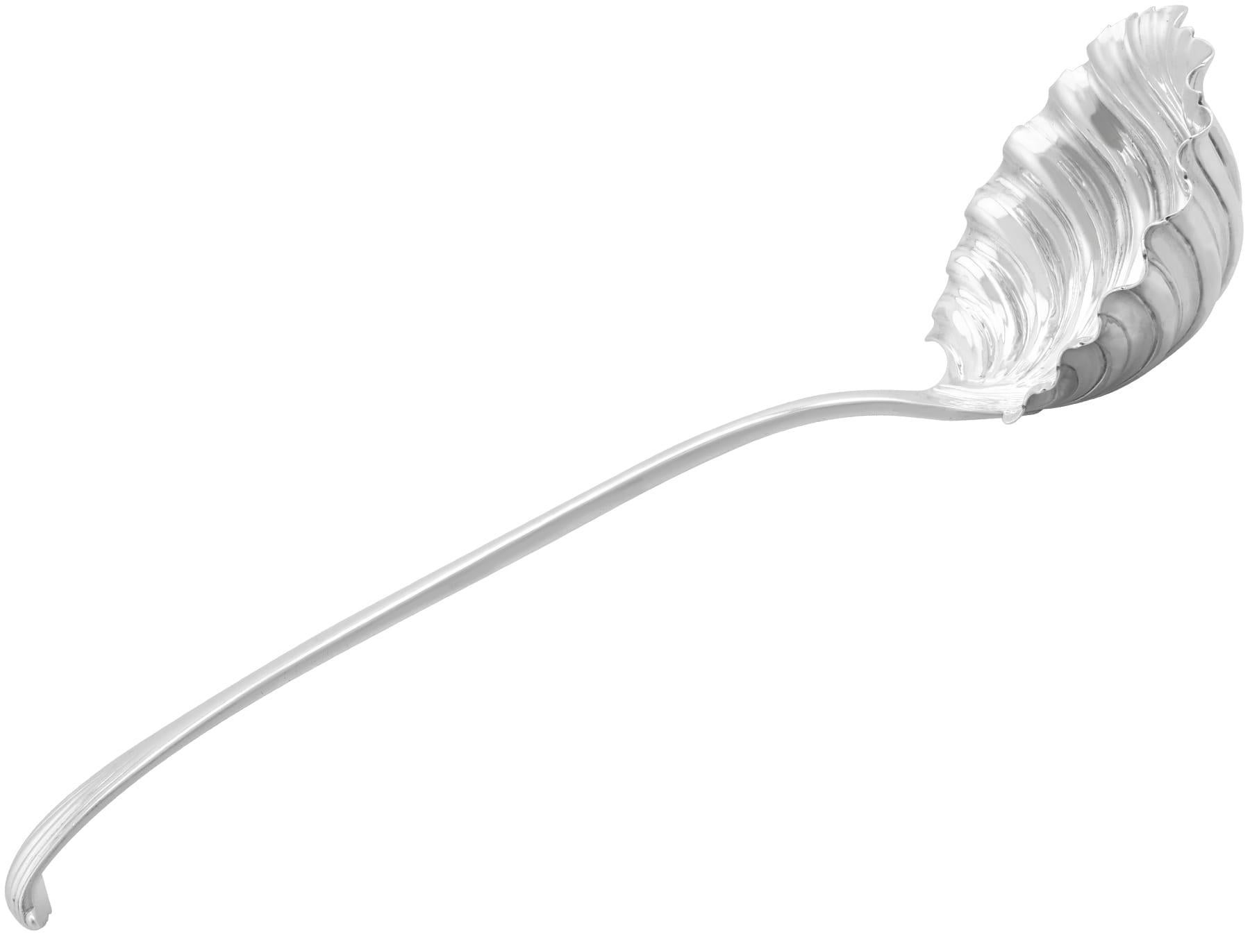 Une exceptionnelle, fine et impressionnante louche à soupe en argent sterling anglais de l'époque édouardienne ; un ajout à notre collection de couverts en argent de l'époque édouardienne.

Cette exceptionnelle louche ancienne en argent sterling de