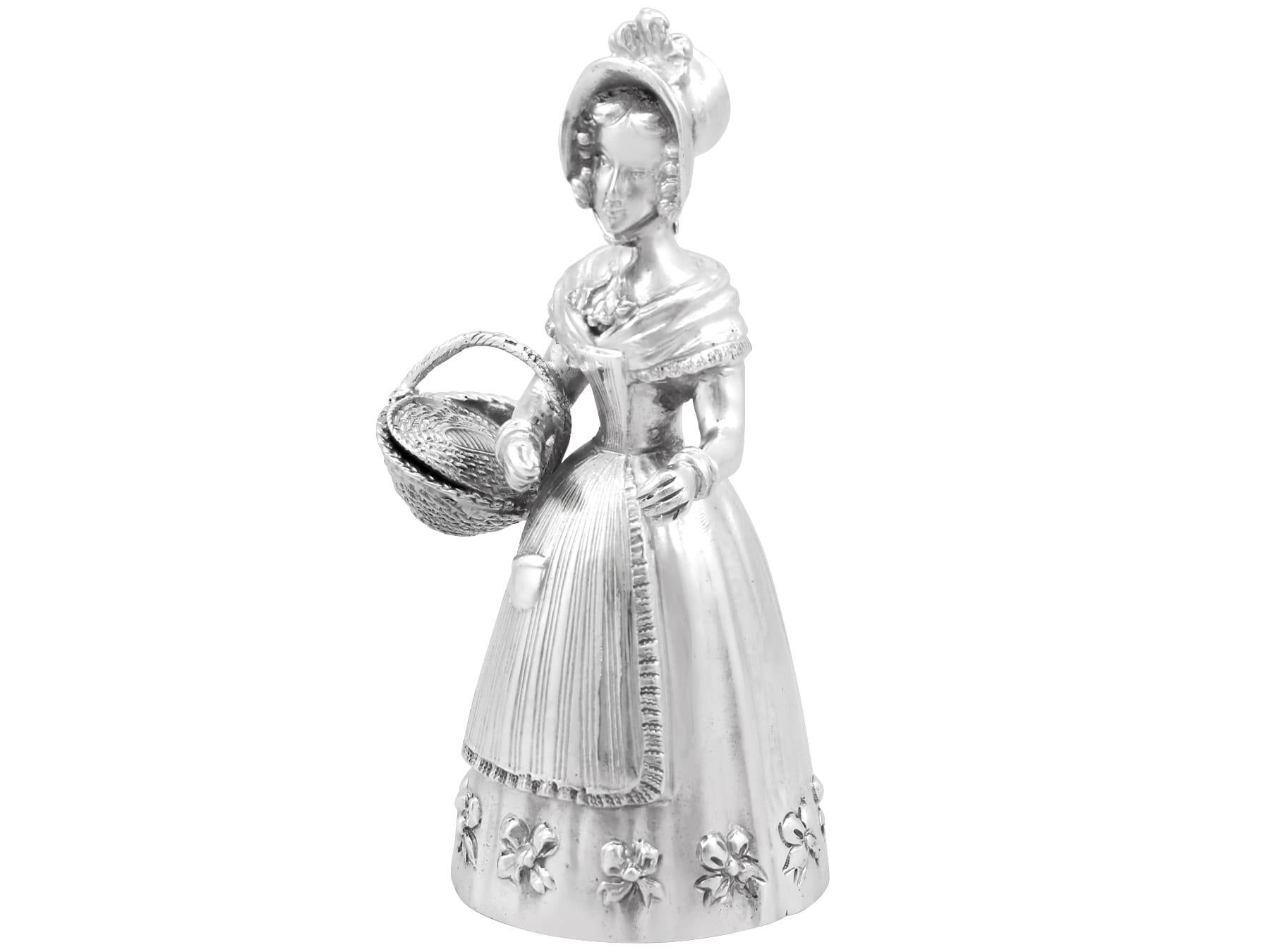 Eine außergewöhnliche, feine und beeindruckende antike edwardianische englische Sterling Silber figurale Tischglocke; eine Ergänzung zu unserem Angebot an ornamentalen Silberwaren.

Diese außergewöhnliche antike Edwardianische Tischglocke aus