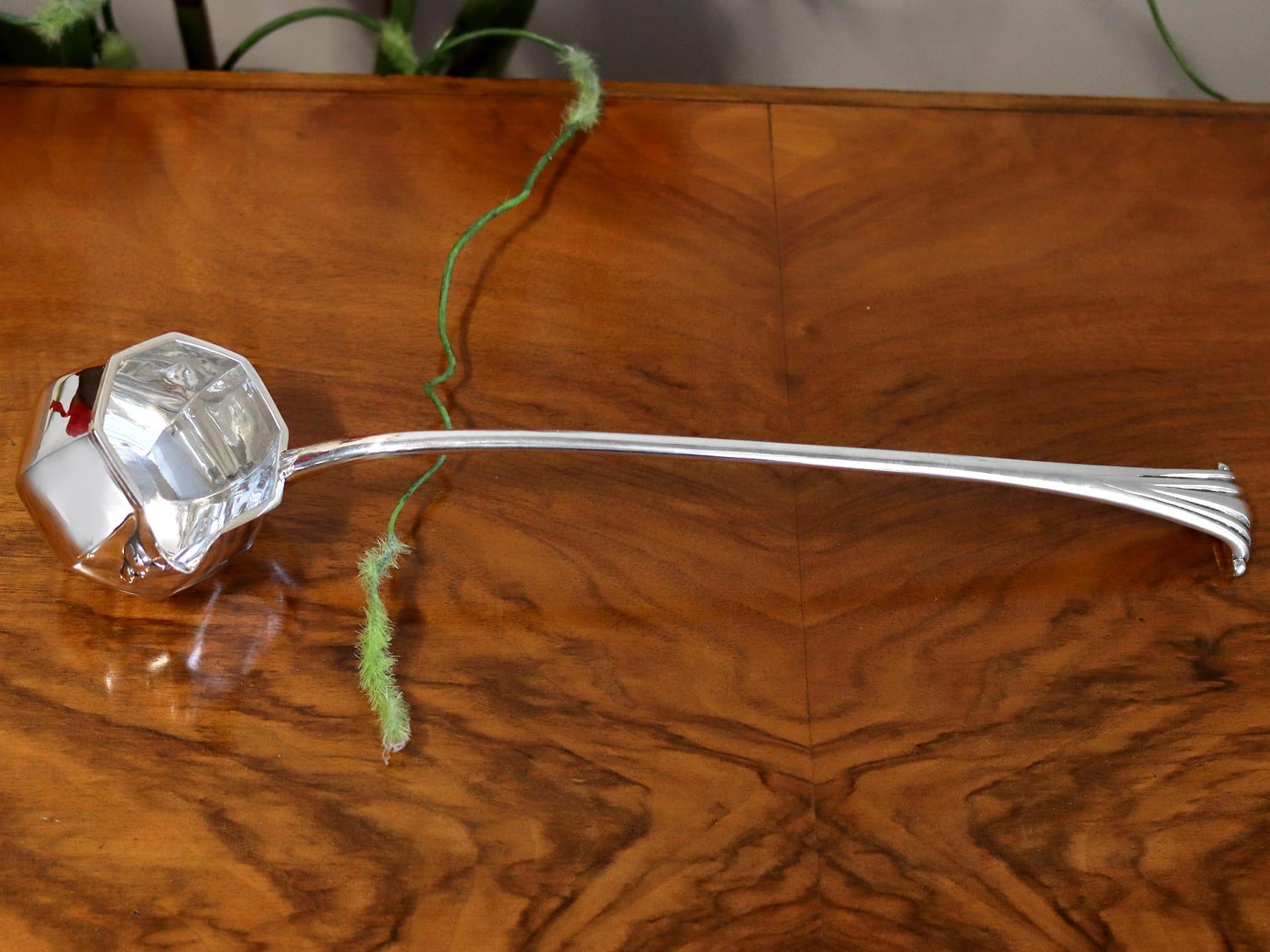 Excepcional, fino e impresionante cucharón antiguo eduardiano inglés de plata de ley; una adición a nuestra colección de cubertería de plata antigua.

Este excepcional e inusual cucharón eduardiano antiguo de plata de ley ha sido elaborado con el