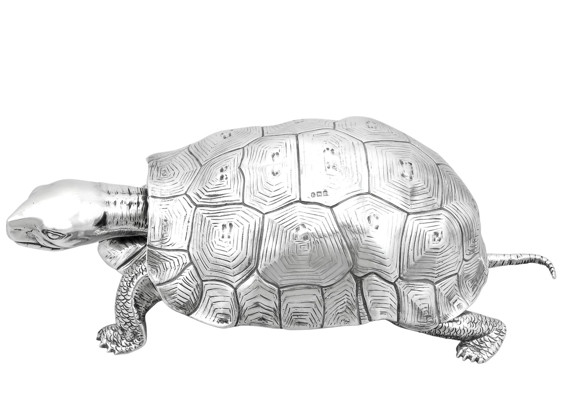 Un magnifico, raffinato e imponente, grande e raro calamaio antico edoardiano inglese in argento fuso con tartaruga; fa parte della nostra variegata collezione di calamai antichi.

Questo magnifico e raro antico porta inchiostro inglese edoardiano
