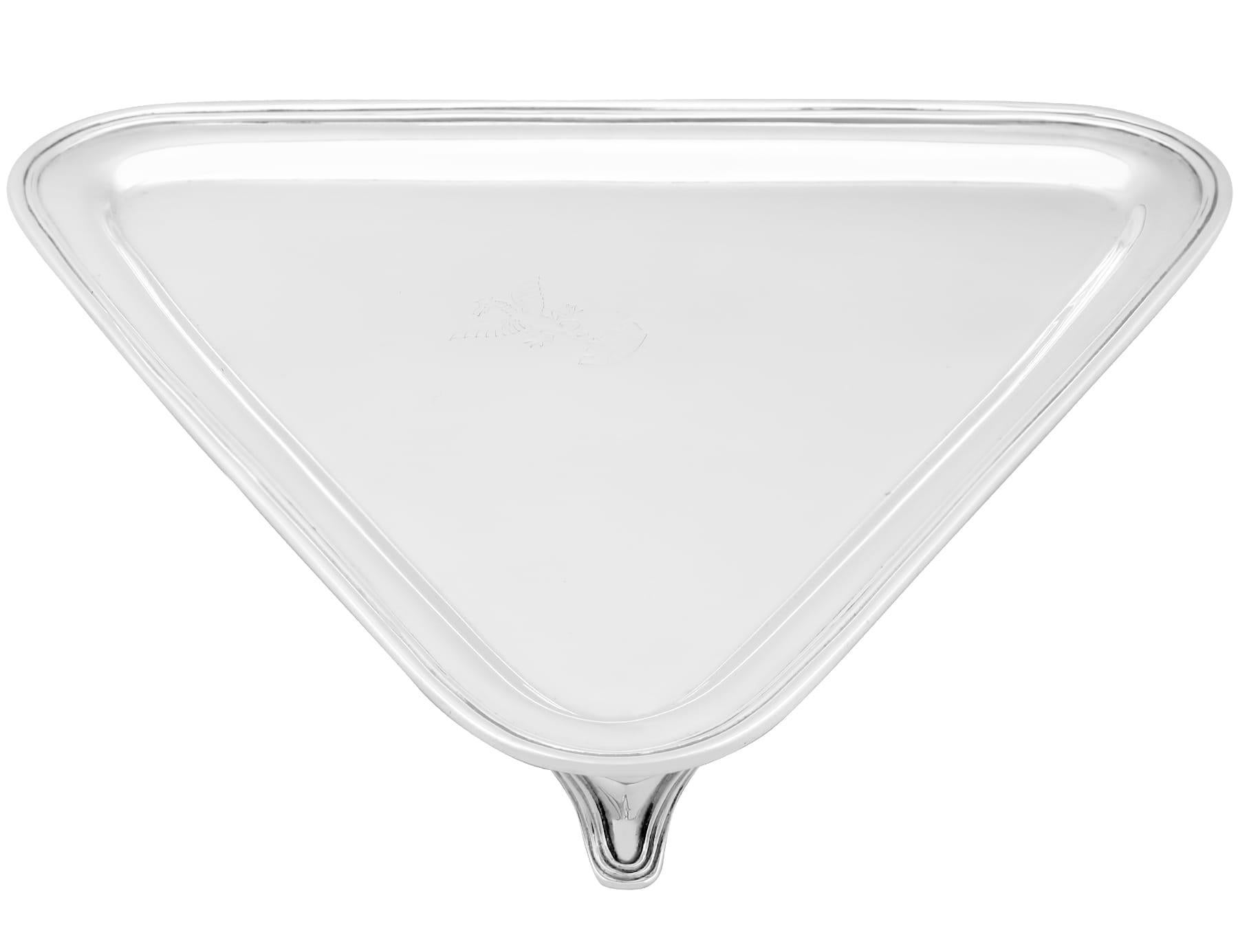 Antique Edwardian Sterling Silver Triangular Salver In Excellent Condition For Sale In Jesmond, Newcastle Upon Tyne