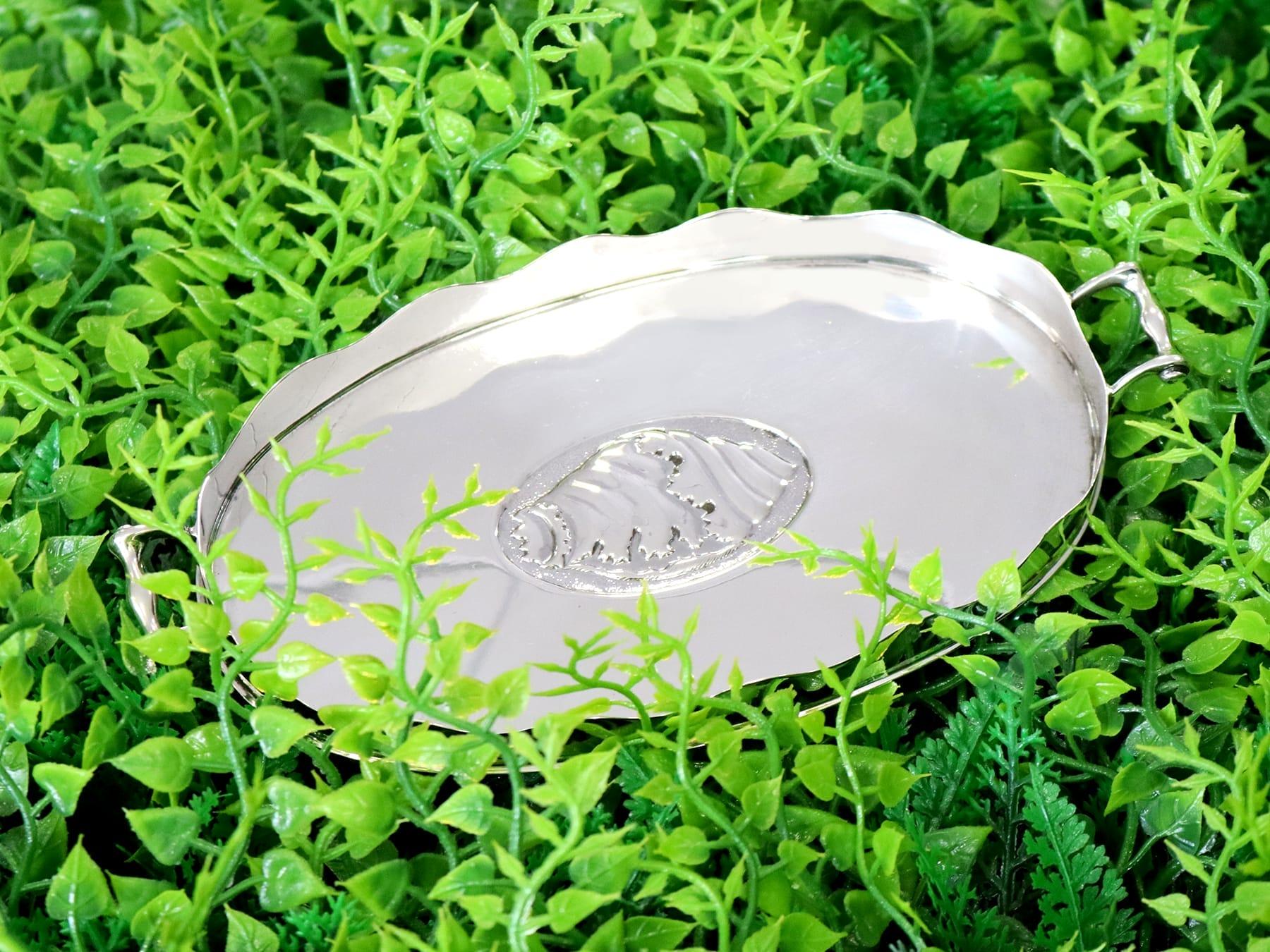 An exceptional, fine and impressive antique Edwardian English sterling silver trinket tray; an addition to our silver tray collection.

This exceptional antique Edwardian sterling silver tray has an oval form, in the early 20th century gallery tray