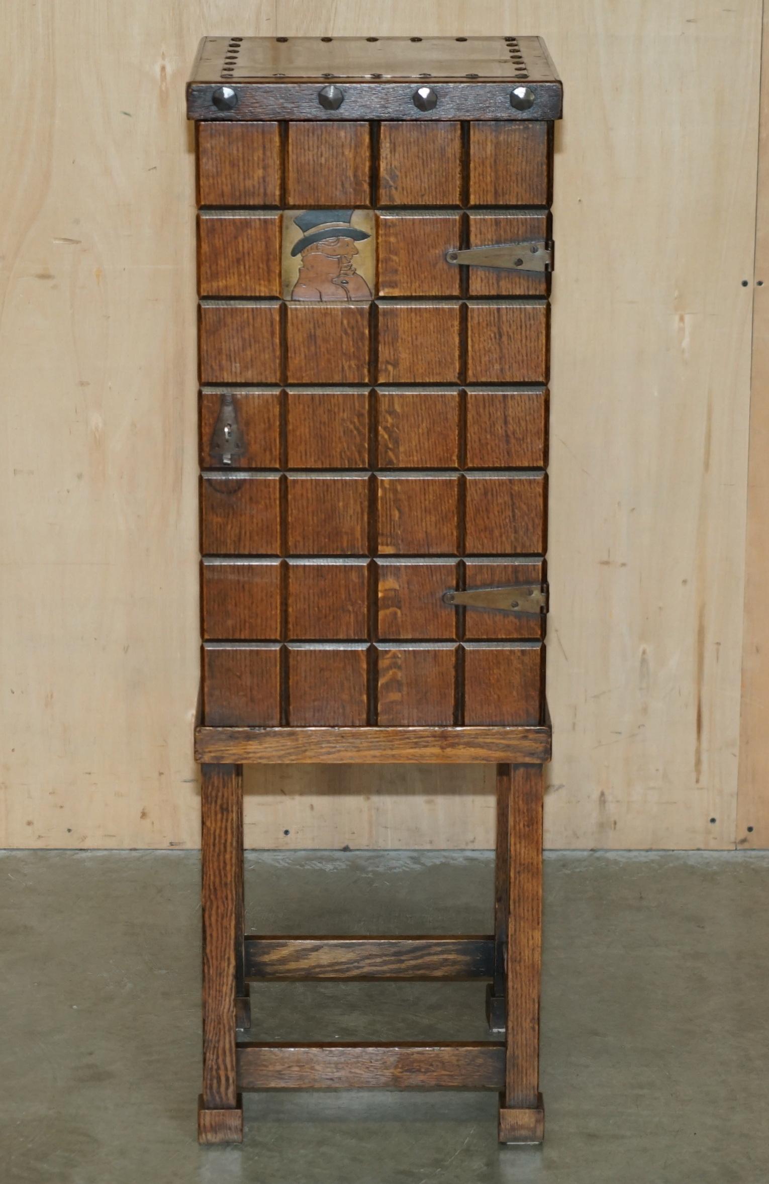 Royal House Antiques

The House Antiques a le plaisir d'offrir à la vente ce très beau fumoir Cellarette en cuivre des frères Stickley, datant de 1902.

Veuillez noter que les frais de livraison indiqués sont donnés à titre indicatif, ils ne