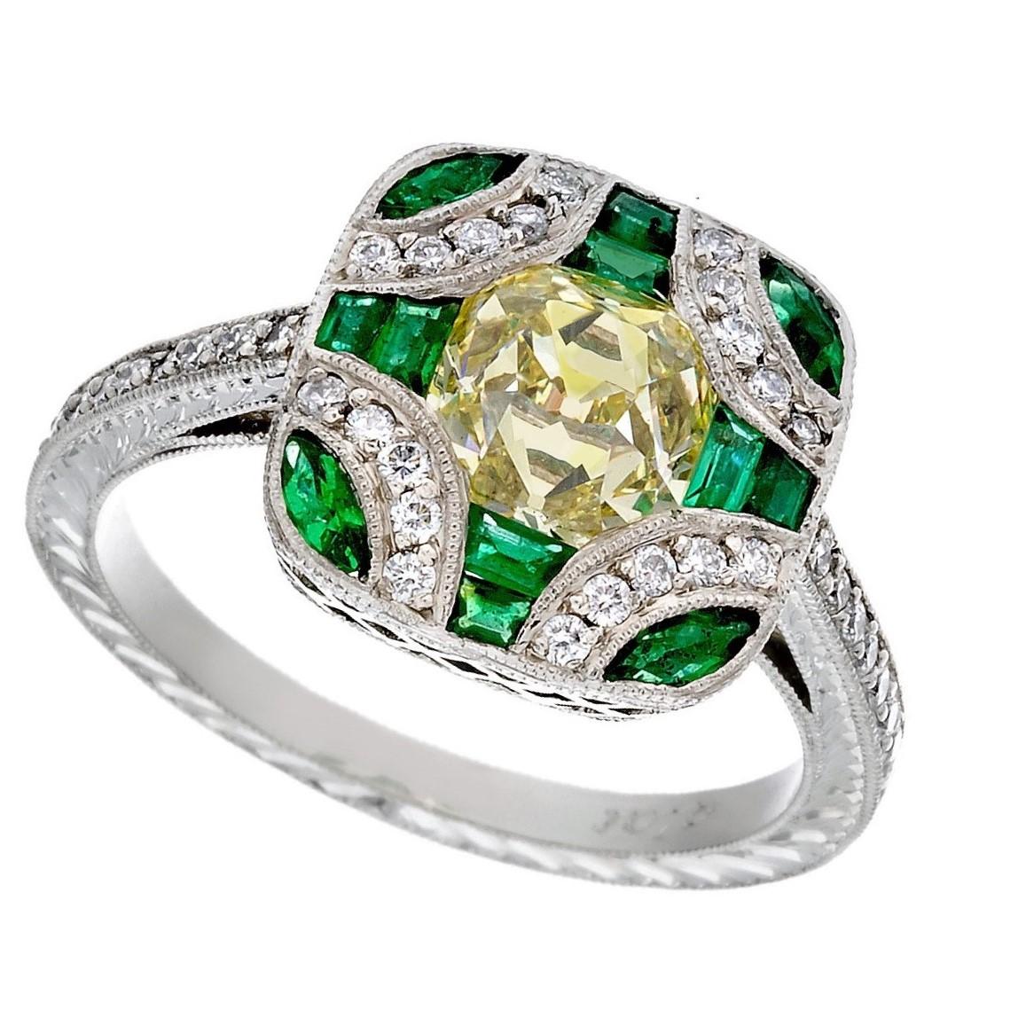Antique Edwardian Style Fancy Yellow Old Mine Cut Diamond and Emerald Ring im Angebot 2
