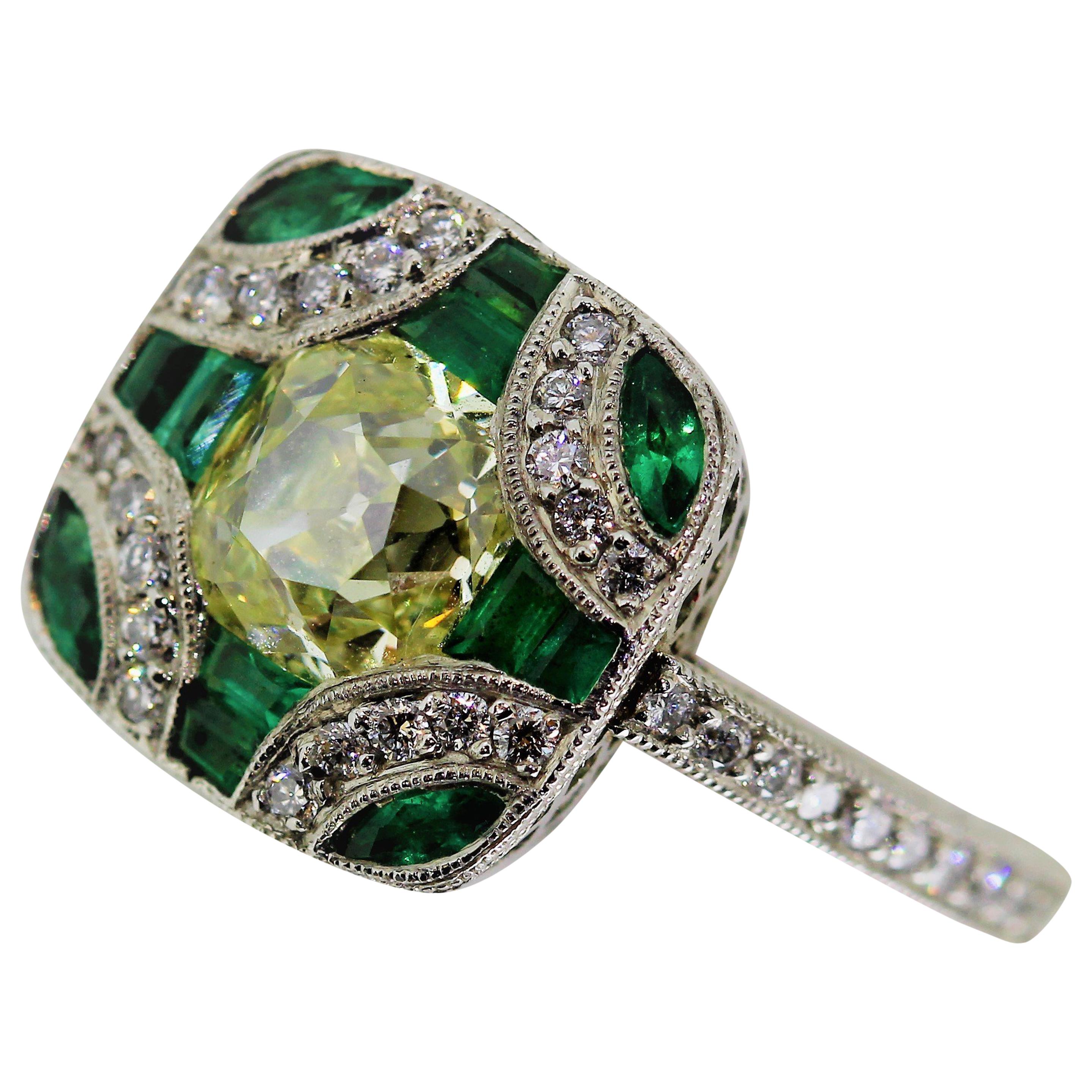 Antique Edwardian Style Fancy Yellow Old Mine Cut Diamond and Emerald Ring (Alteuropäischer Brillantschliff) im Angebot
