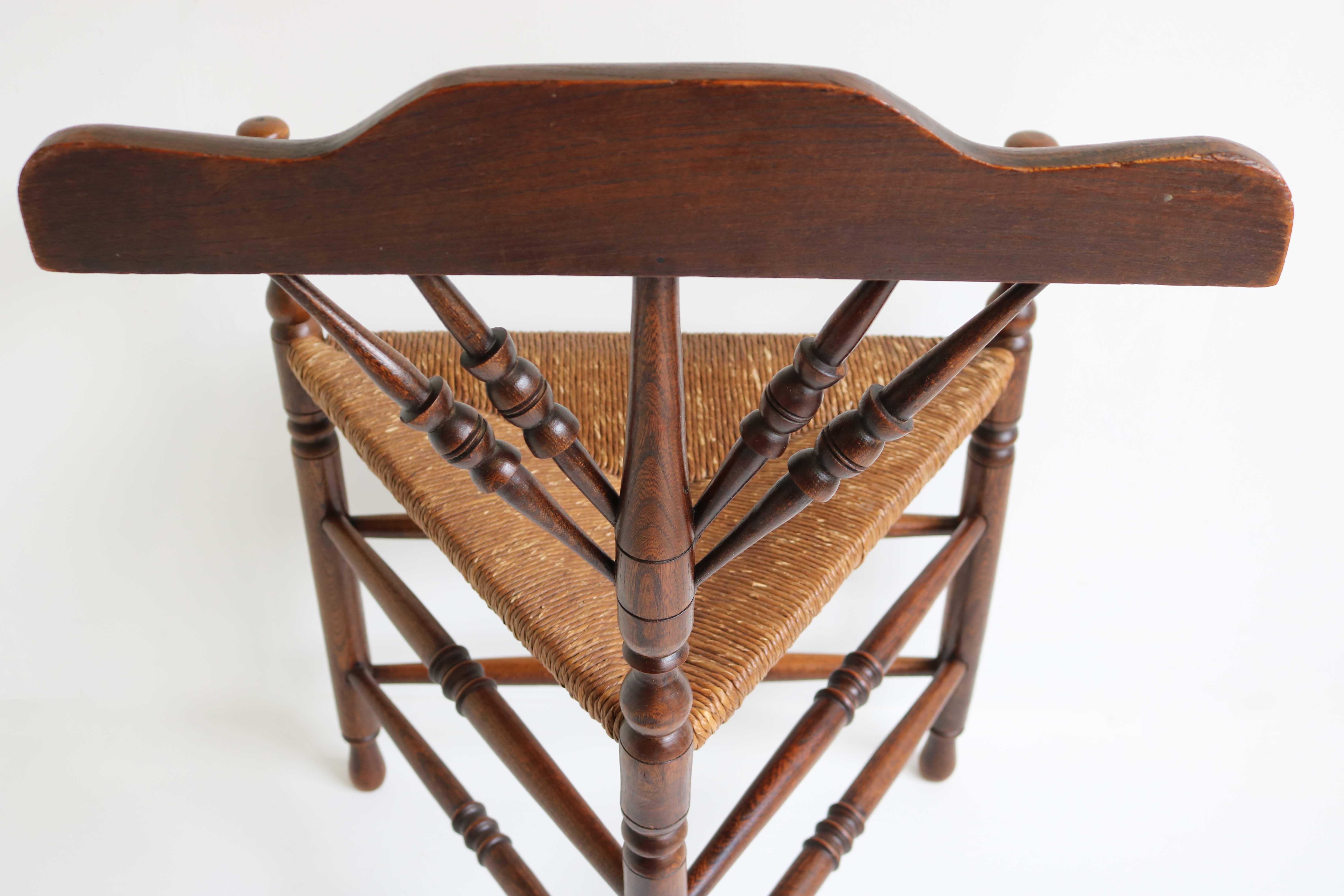 Ancienne chaise d'angle triangulaire de style édouardien, fauteuil à assise en jonc, couteau, 1900 en vente 3