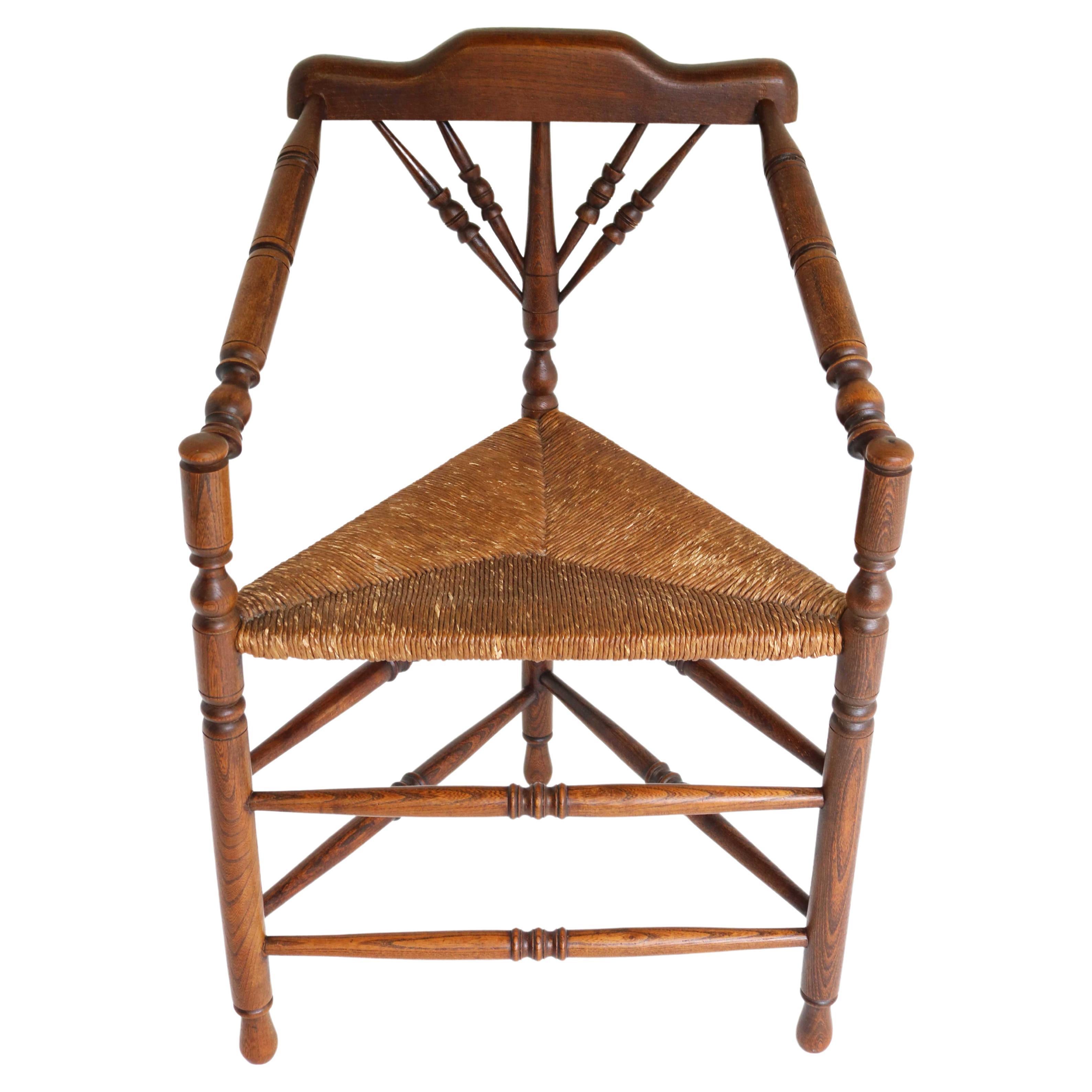 Ancienne chaise d'angle triangulaire de style édouardien, fauteuil à assise en jonc, couteau, 1900 en vente