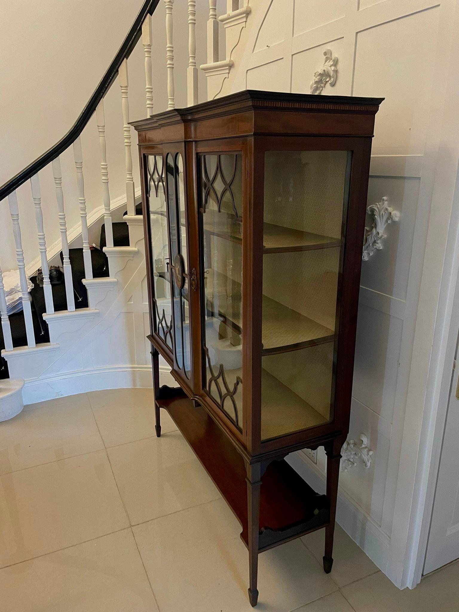 Antigua vitrina eduardiana de magnífica calidad con incrustaciones de caoba en venta 2