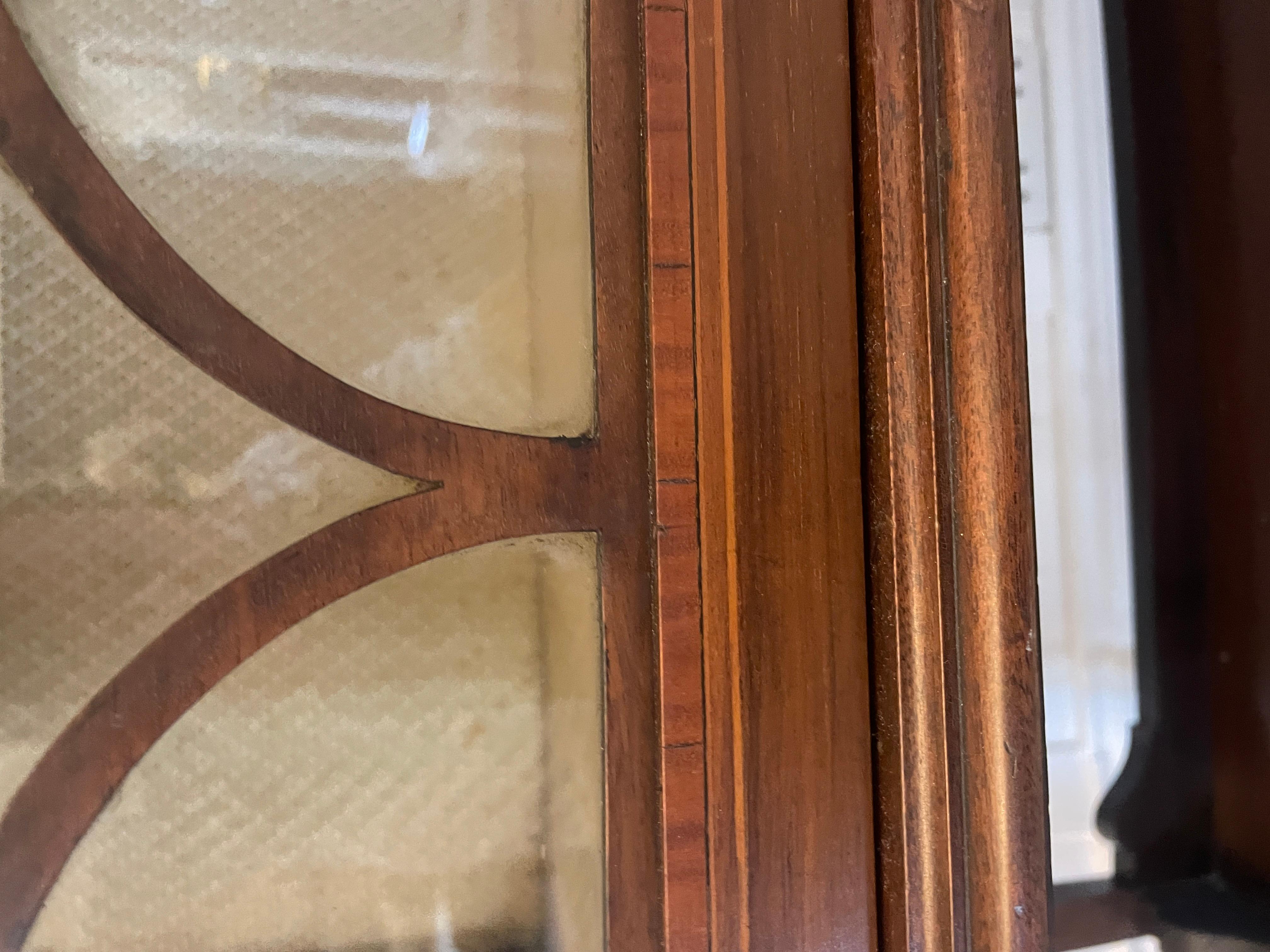 Antigua vitrina eduardiana de magnífica calidad con incrustaciones de caoba Incrustación en venta