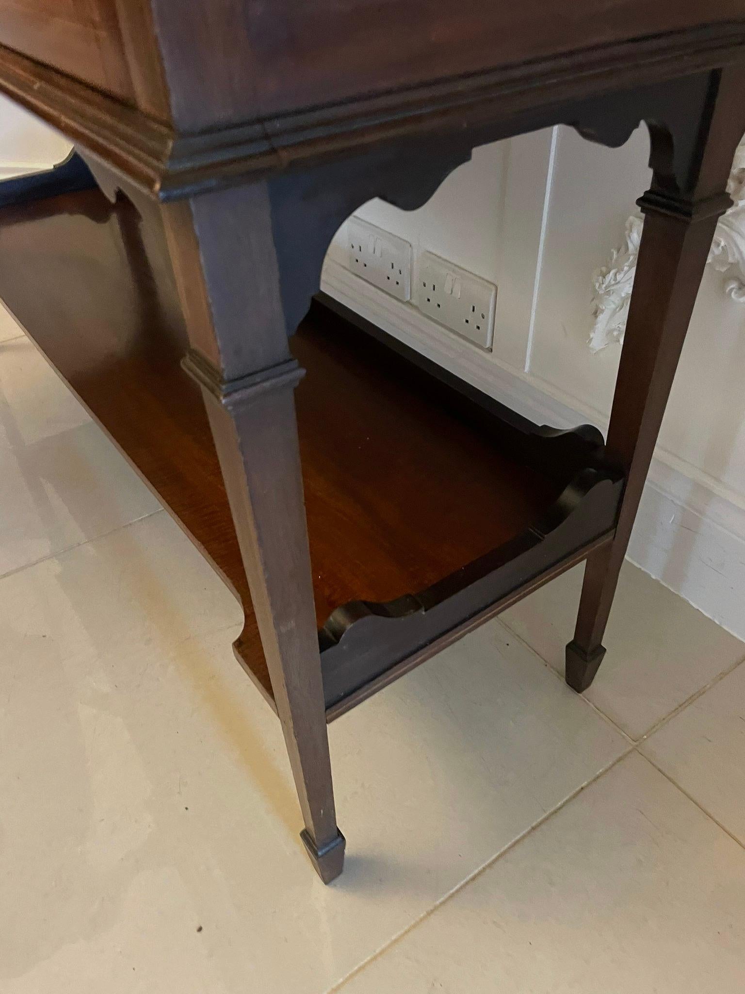 Antigua vitrina eduardiana de magnífica calidad con incrustaciones de caoba siglo XX en venta
