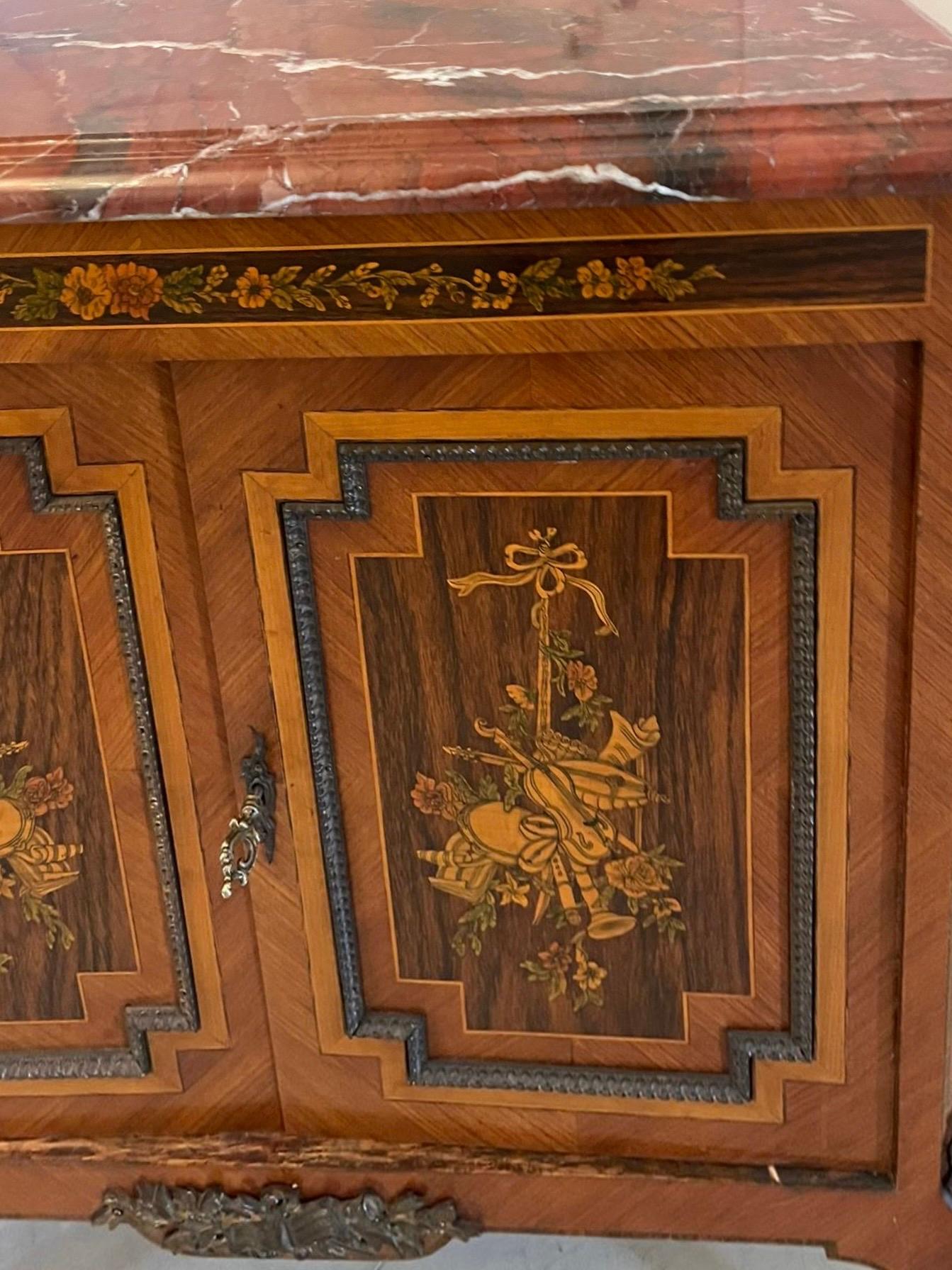 Ancienne armoire d'appoint en bois de rose et marqueterie française de qualité supérieure de l'époque édouardienne en vente 2