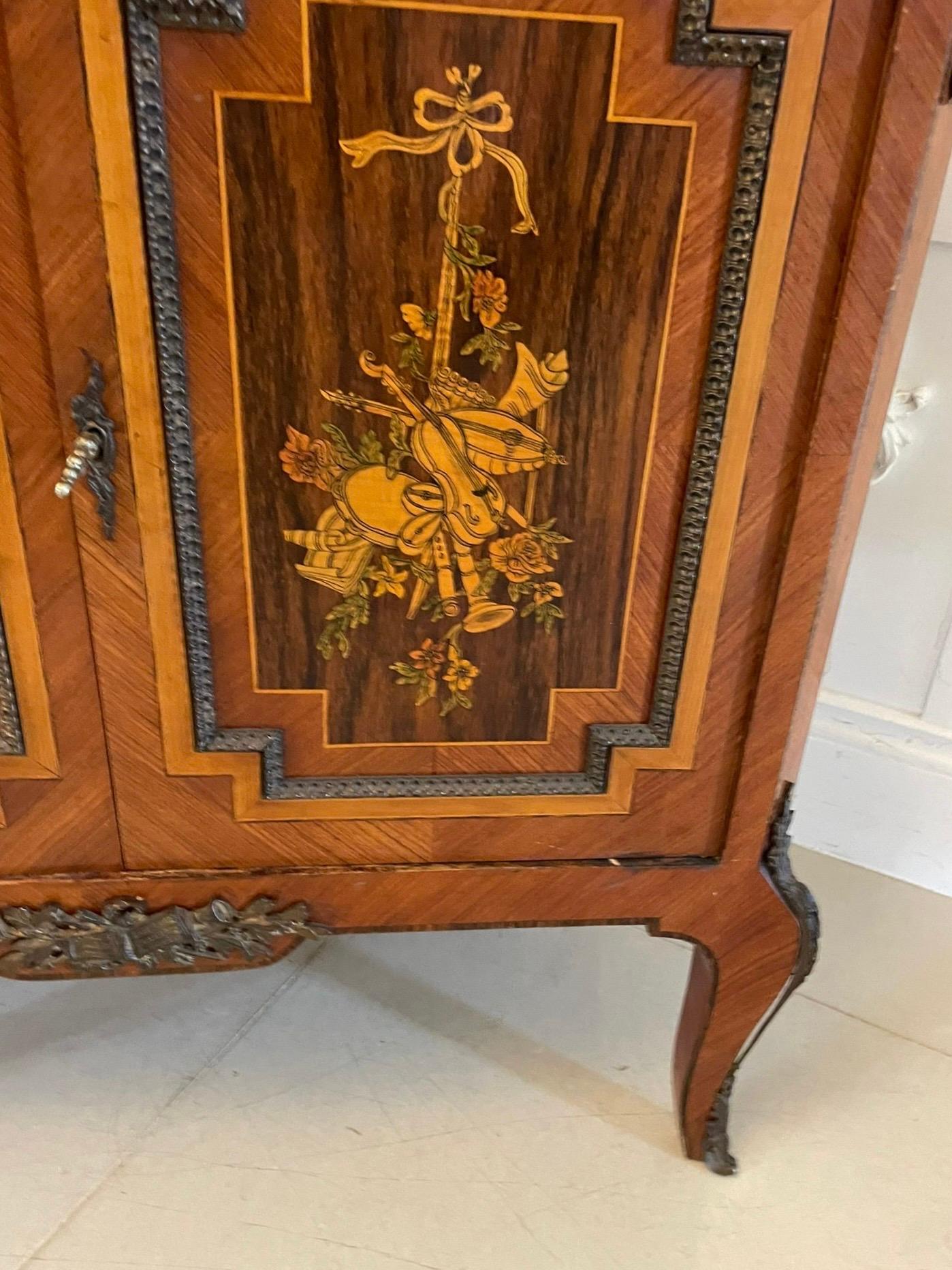 Incrusté Ancienne armoire d'appoint en bois de rose et marqueterie française de qualité supérieure de l'époque édouardienne en vente