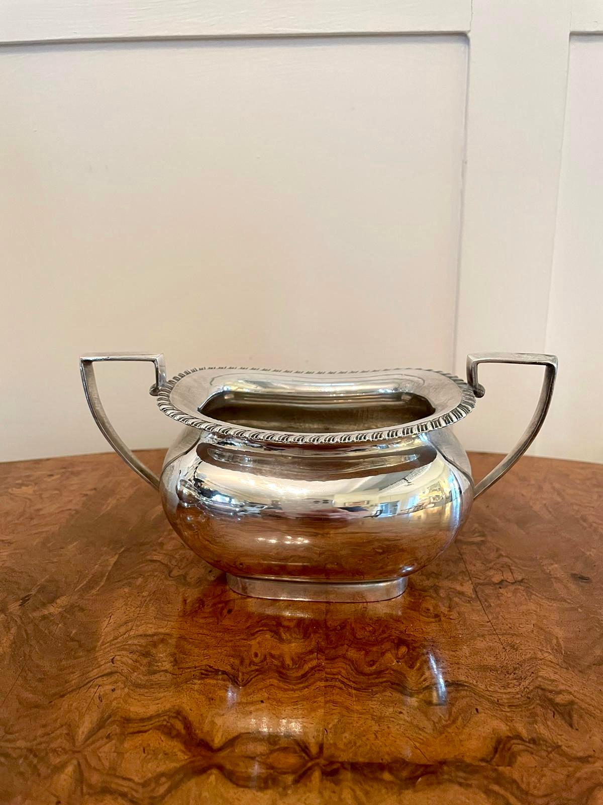 Anglais Service à thé édouardien ancien de trois pièces en métal argenté par Walker & Hall en vente