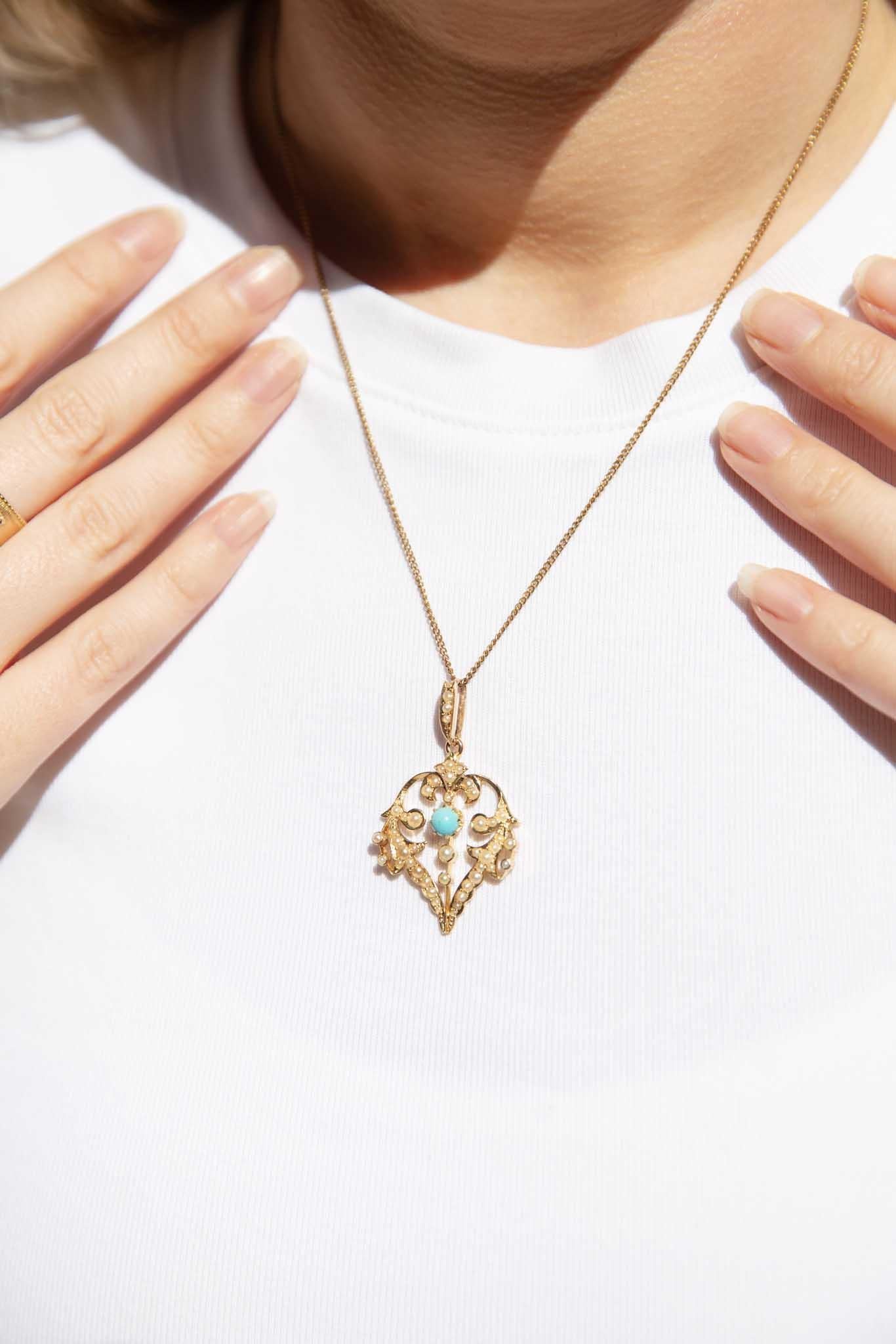 Réalisé en or 15 carats, le pendentif et la chaîne Genevieve sont des bijoux éclatants. Son bleu turquoise époustouflant évoque les riches mers des Maldives et le soleil qui danse à sa surface. Elle est le cadeau idéal pour quelqu'un de