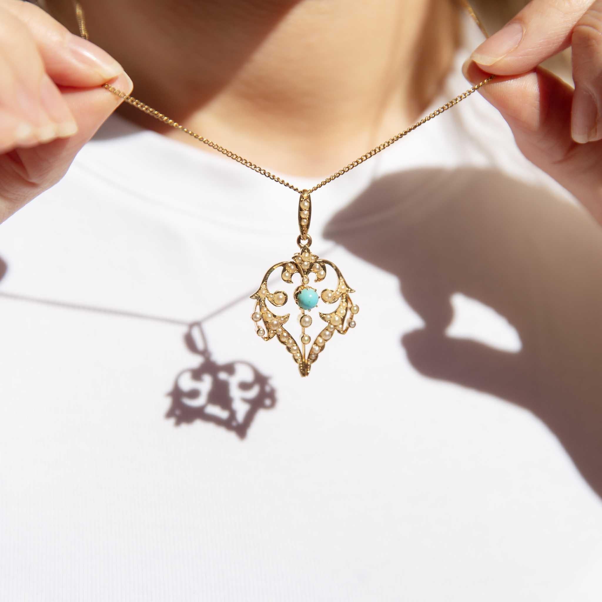 Taille cabochon Pendentif édouardien ancien turquoise et perle 15 carats avec chaîne 9 carats en vente