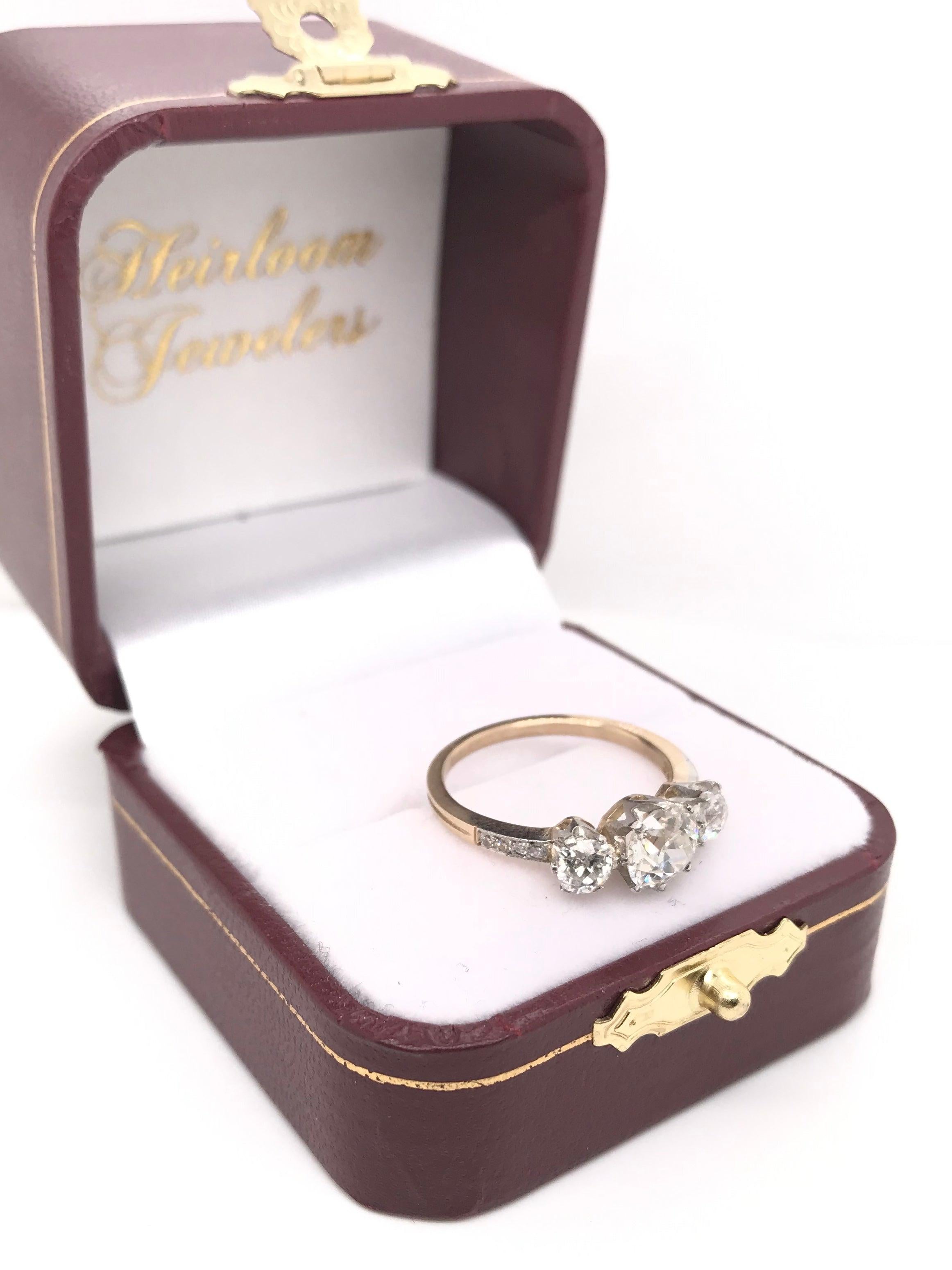Antiker edwardianischer Trinity-Ring aus zwei Goldtönen mit Diamanten im Angebot 7