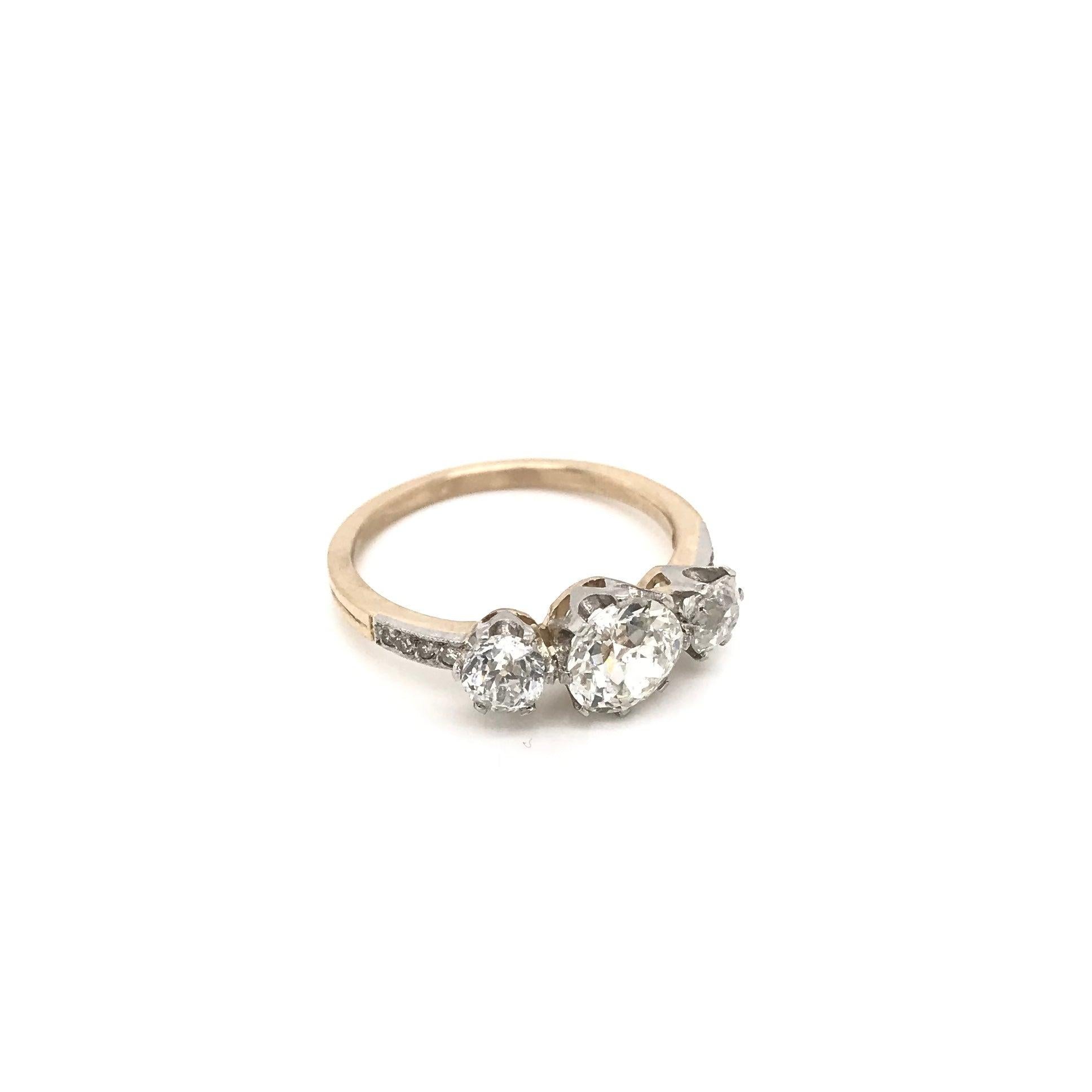 Taglio antico europeo Anello antico edoardiano a due toni d'oro con diamante a trinità in vendita
