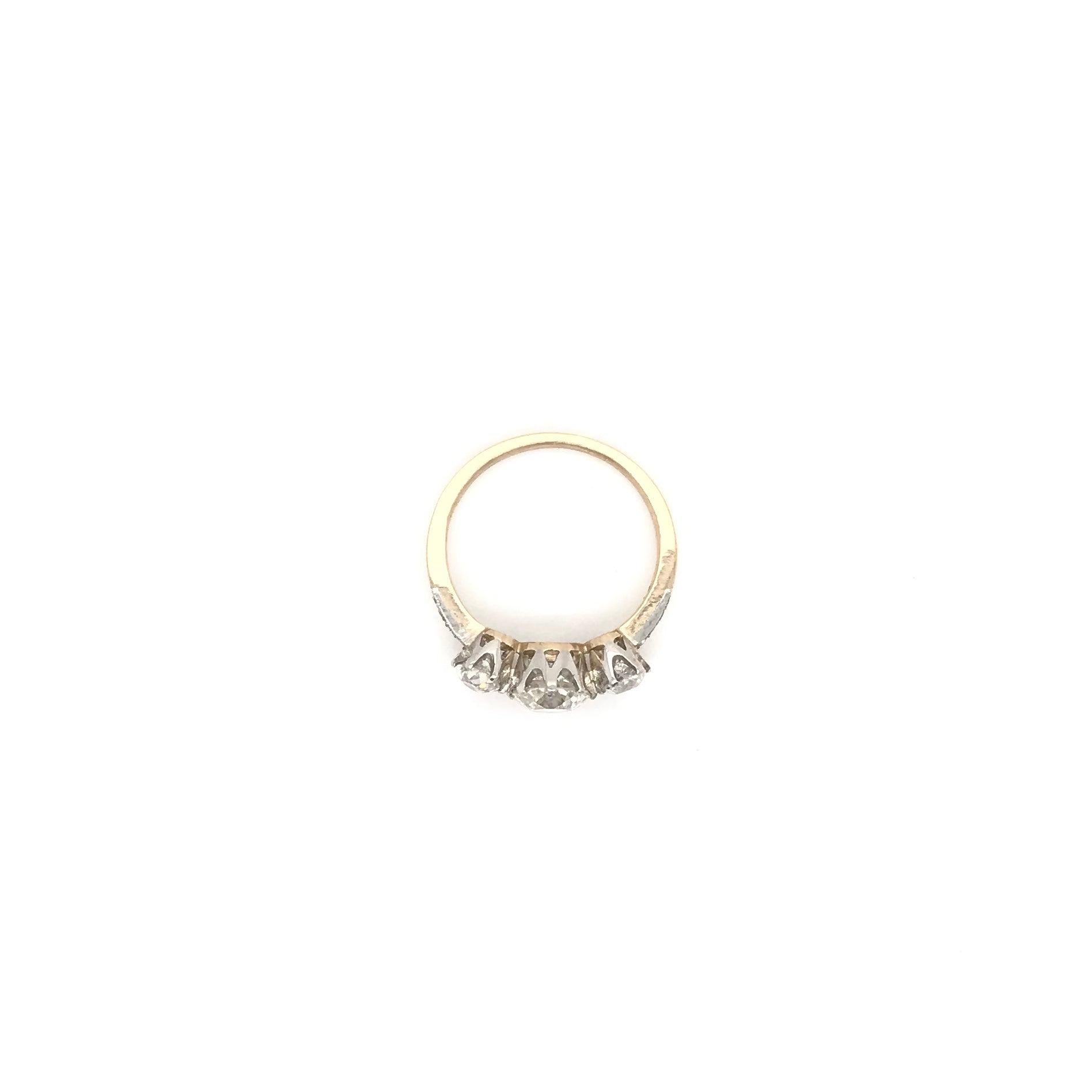 Antiker edwardianischer Trinity-Ring aus zwei Goldtönen mit Diamanten Damen im Angebot