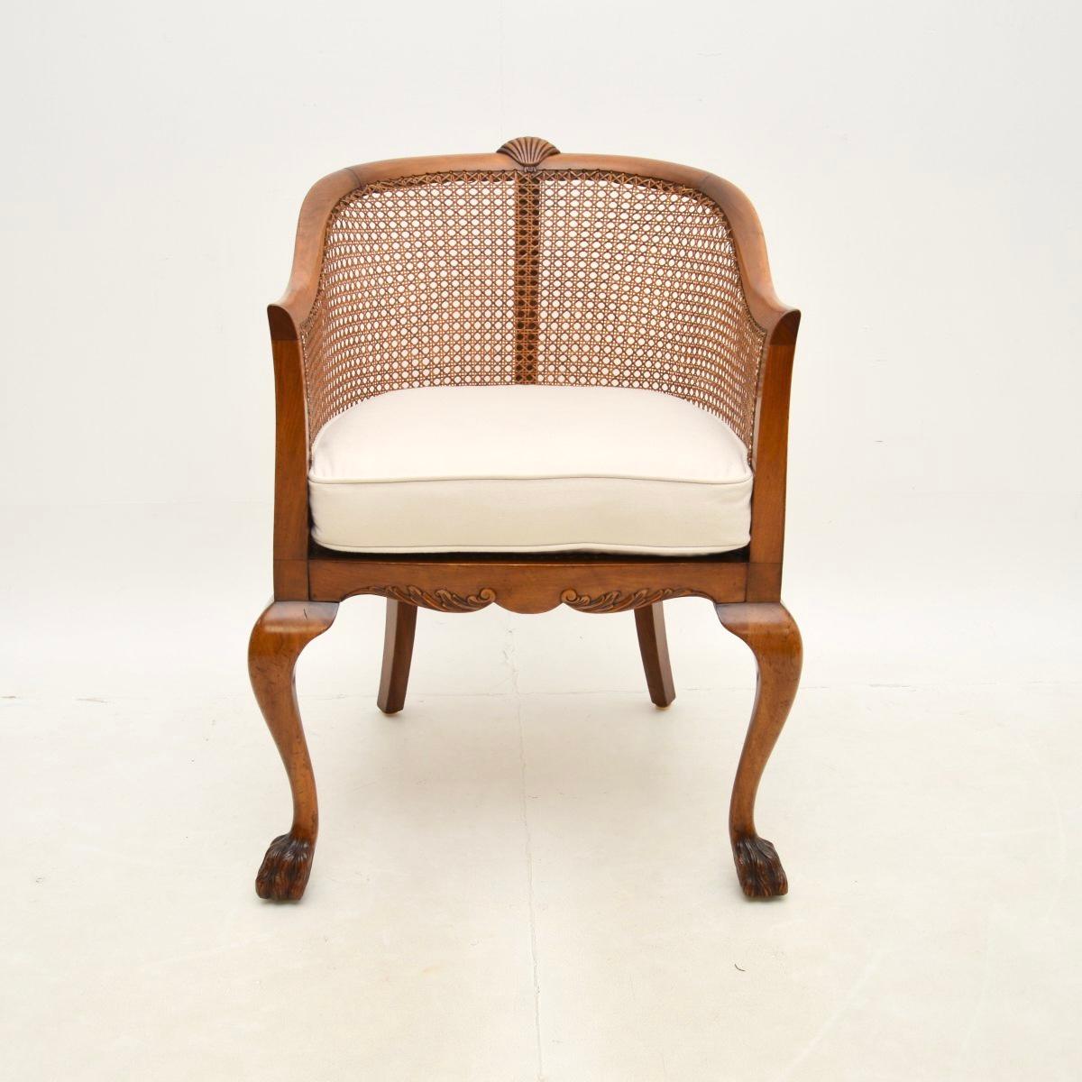 Magnifique fauteuil ancien en noyer de l'époque édouardienne, fabriqué en Angleterre et datant de la période 1900-1910.

Ce produit est d'une superbe qualité, son design est à la fois élégant et robuste. L'assise et le dossier sont joliment cannelés