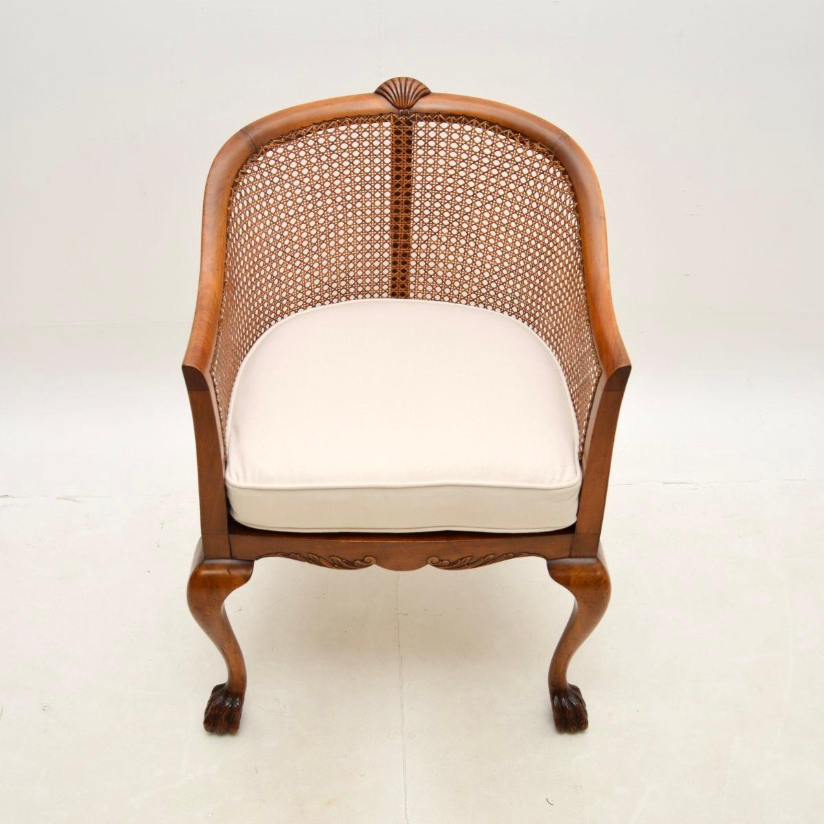 Édouardien Fauteuil canné ancien en noyer de l'époque édouardienne en vente