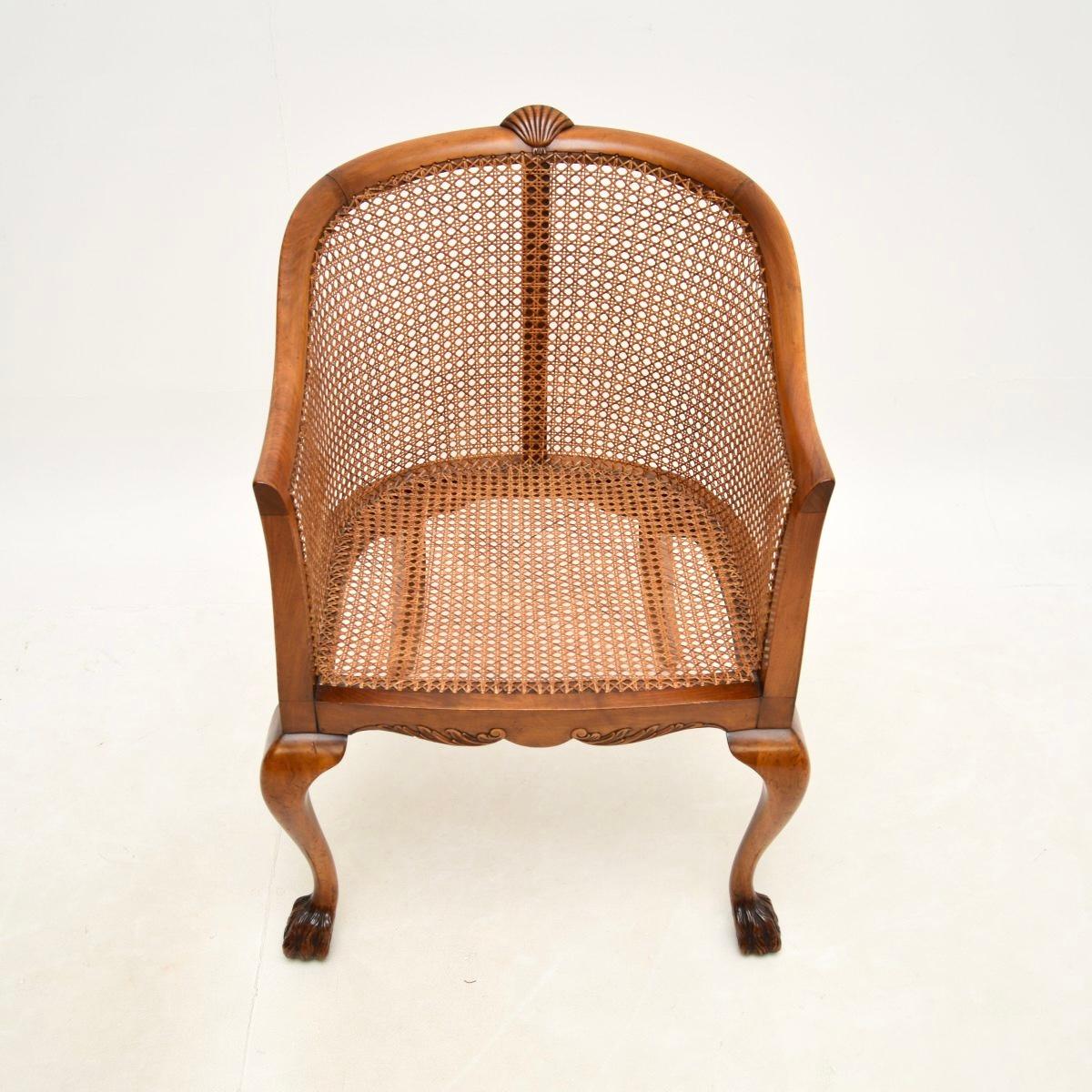 Britannique Fauteuil canné ancien en noyer de l'époque édouardienne en vente